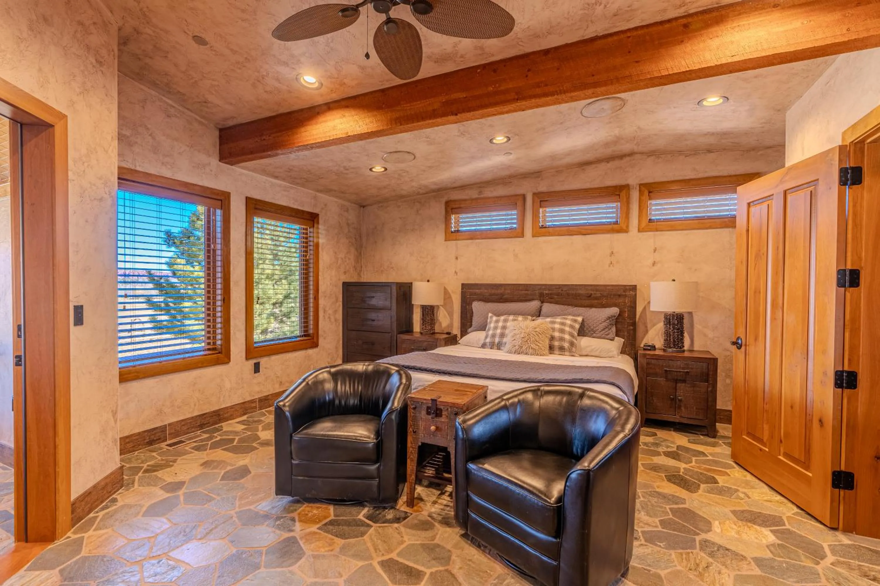 Bedroom, Bed in Cougar Ridge Resort