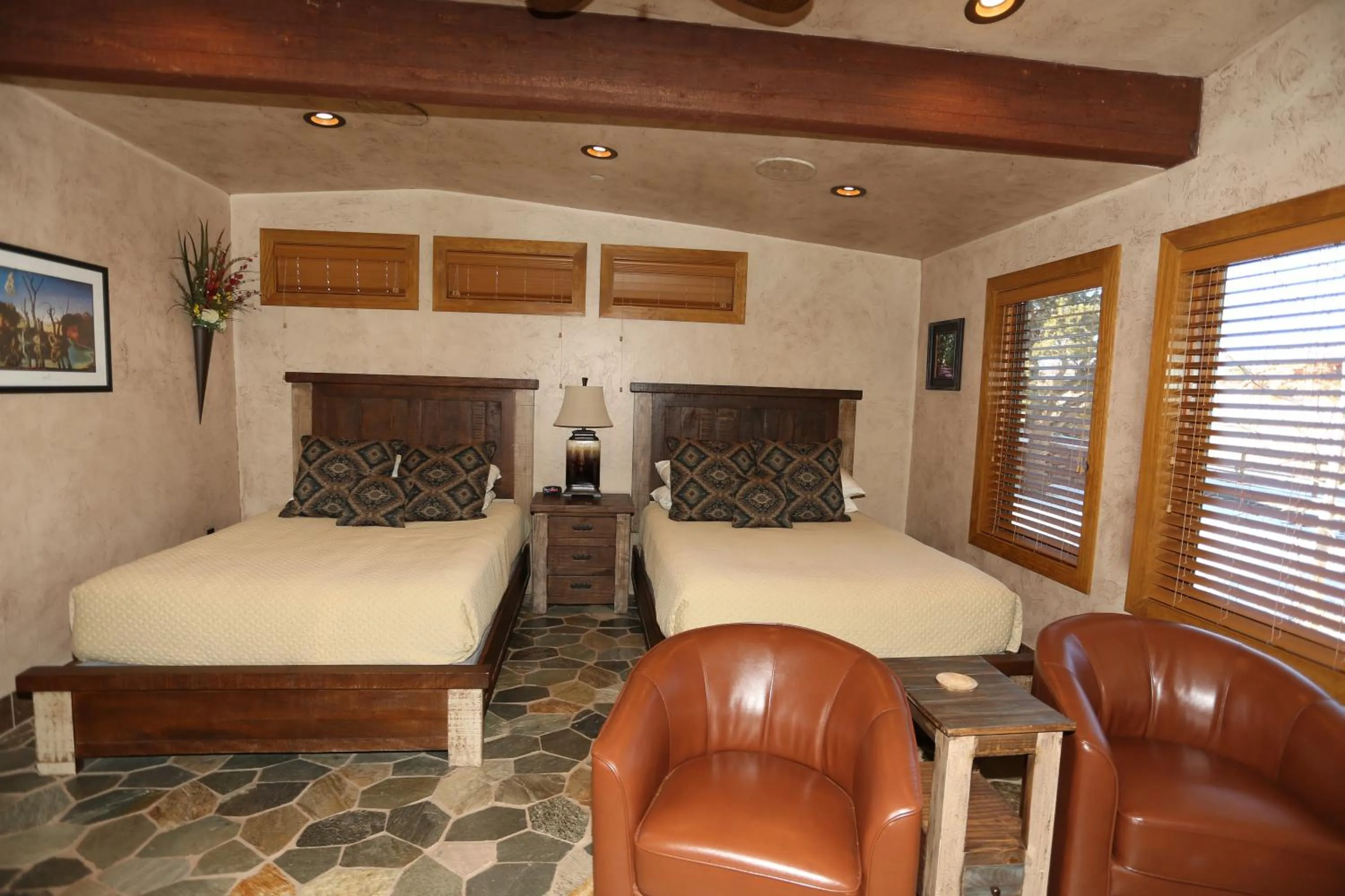 Seating area, Bed in Cougar Ridge Resort
