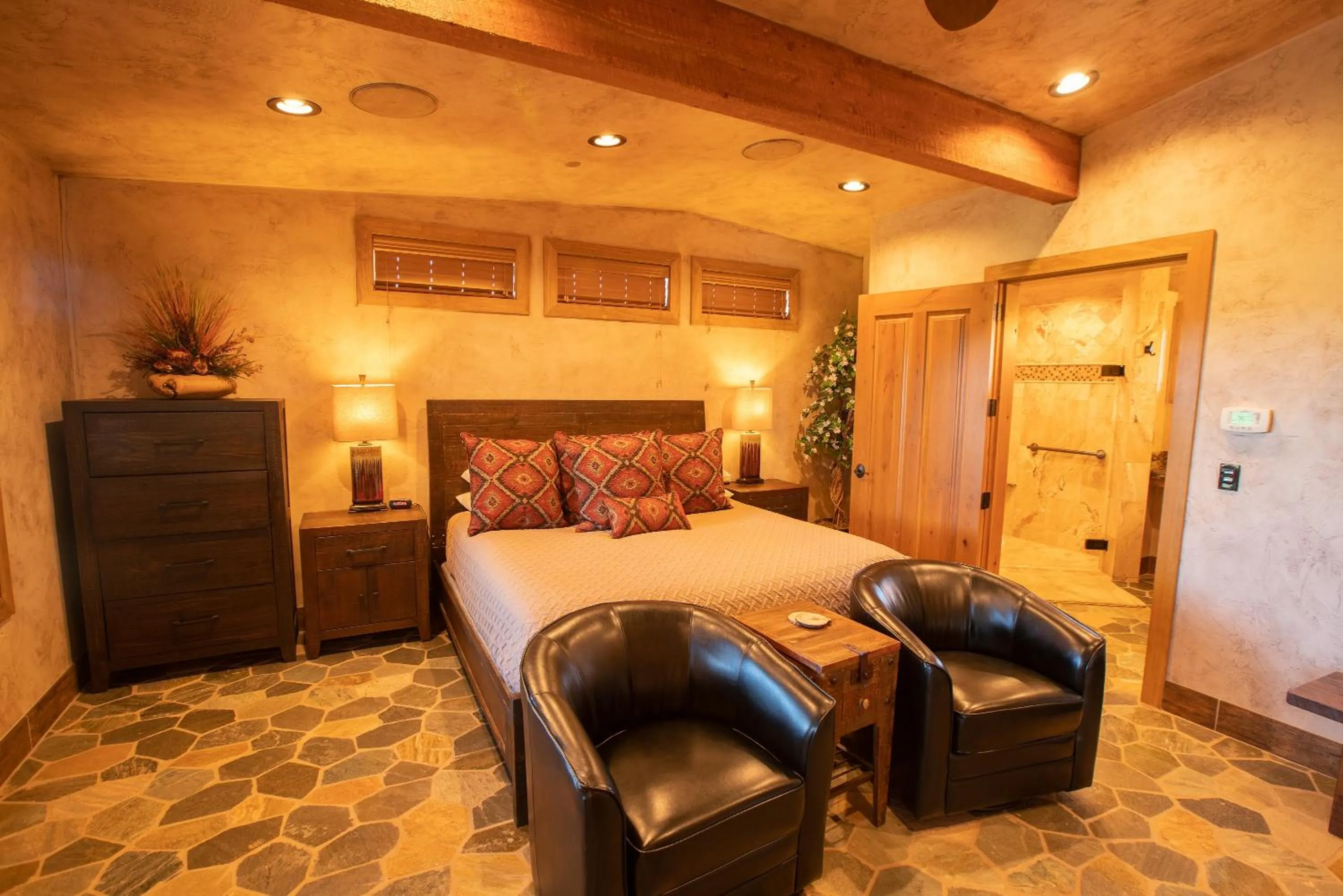 Photo of the whole room, Bed in Cougar Ridge Resort