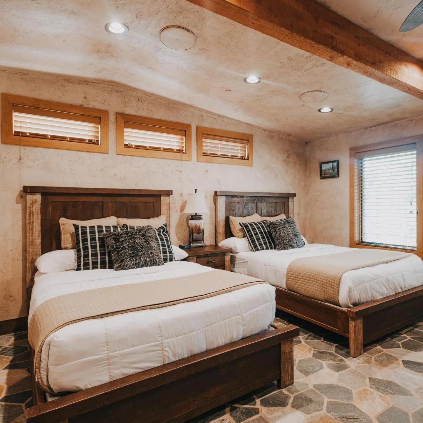 Bedroom, Bed in Cougar Ridge Resort