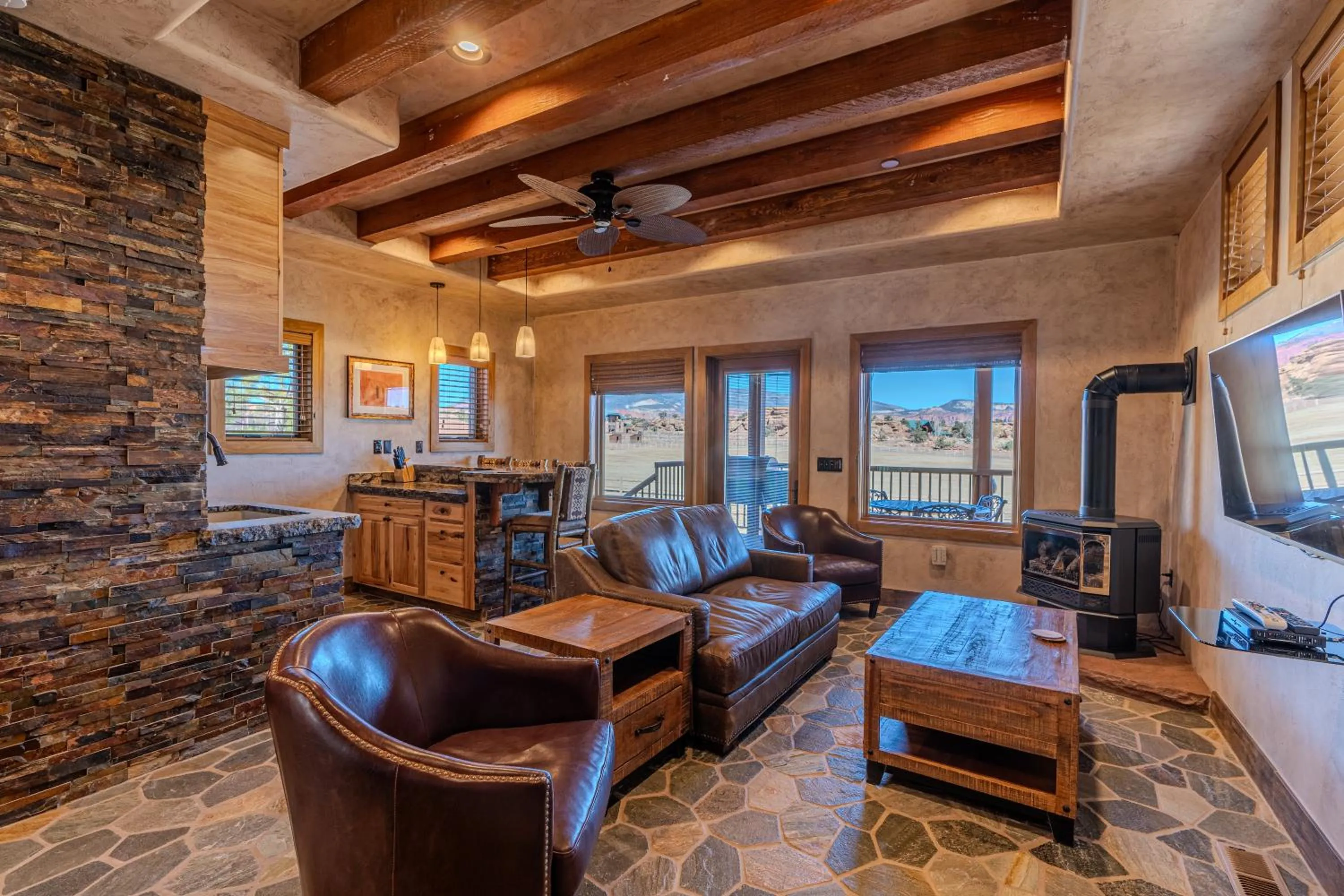 Living room in Cougar Ridge Resort