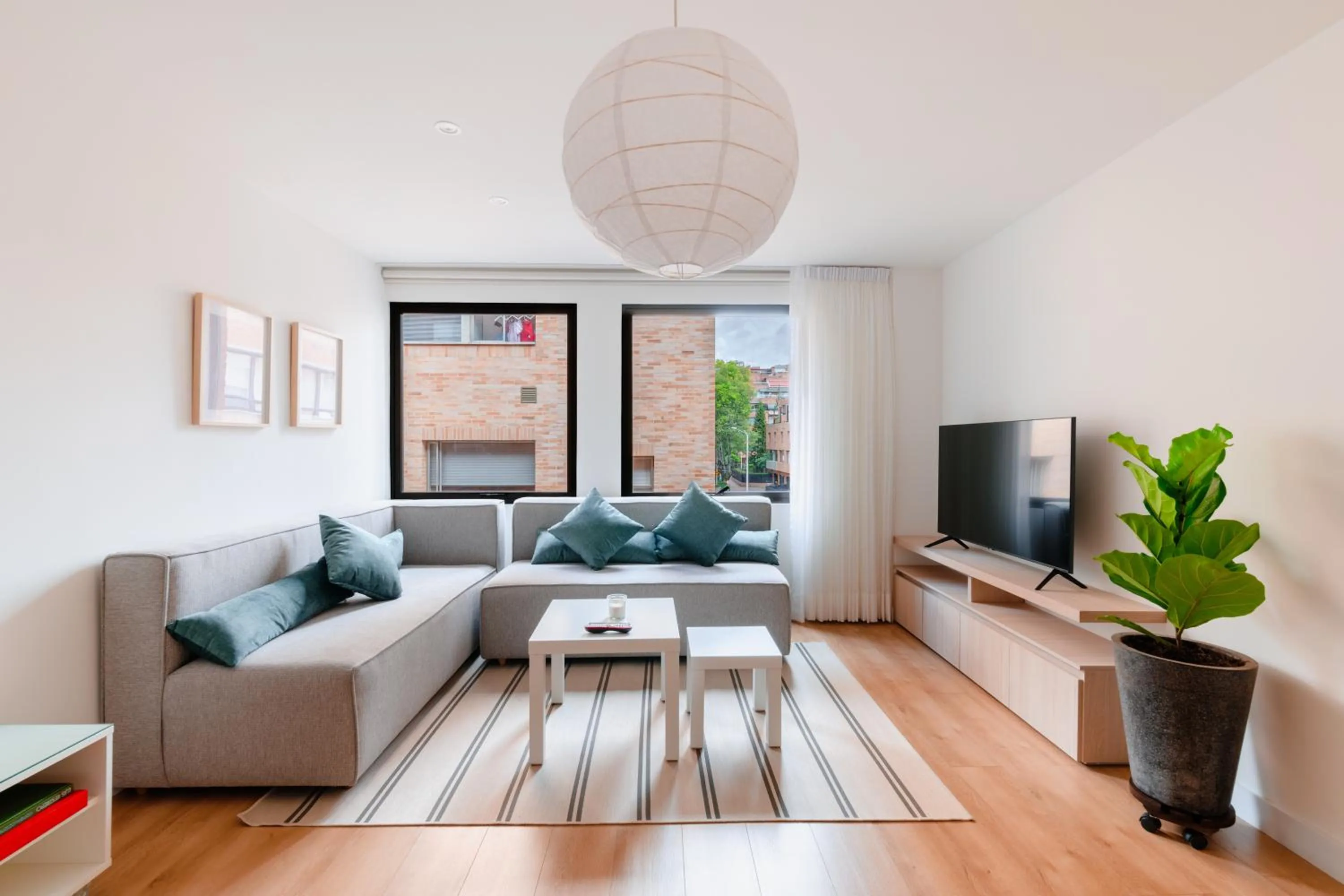 TV and multimedia in Cora 96 Street Apartments