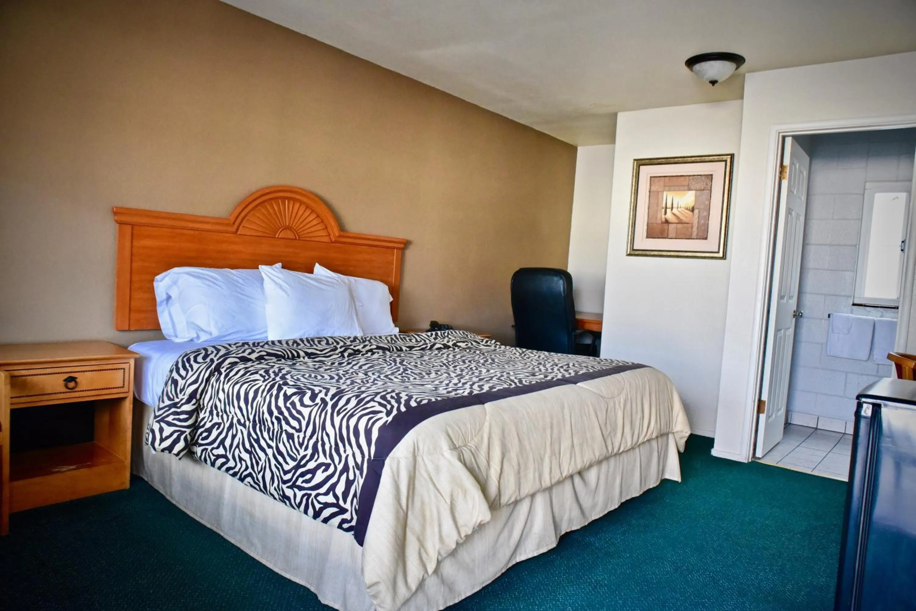 Photo of the whole room in Travel Inn Redding