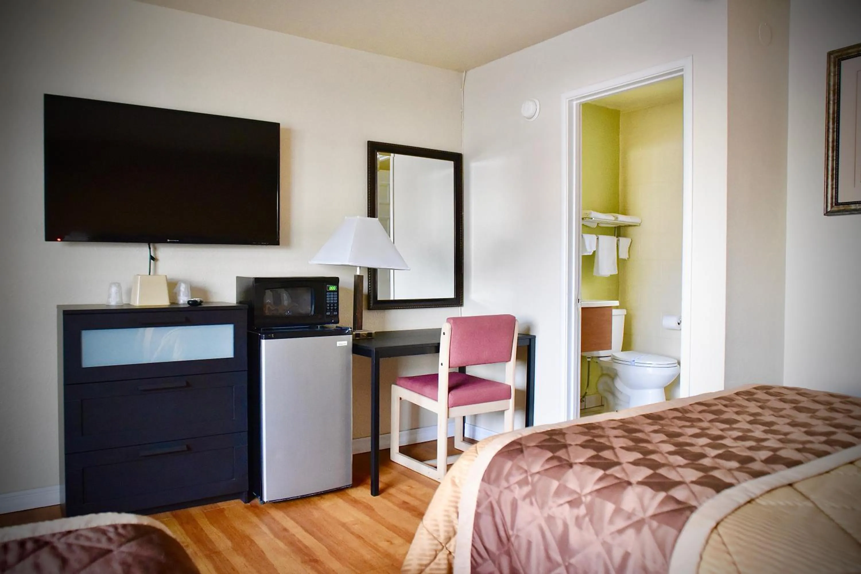 Photo of the whole room, TV/Entertainment Center in Travel Inn Redding