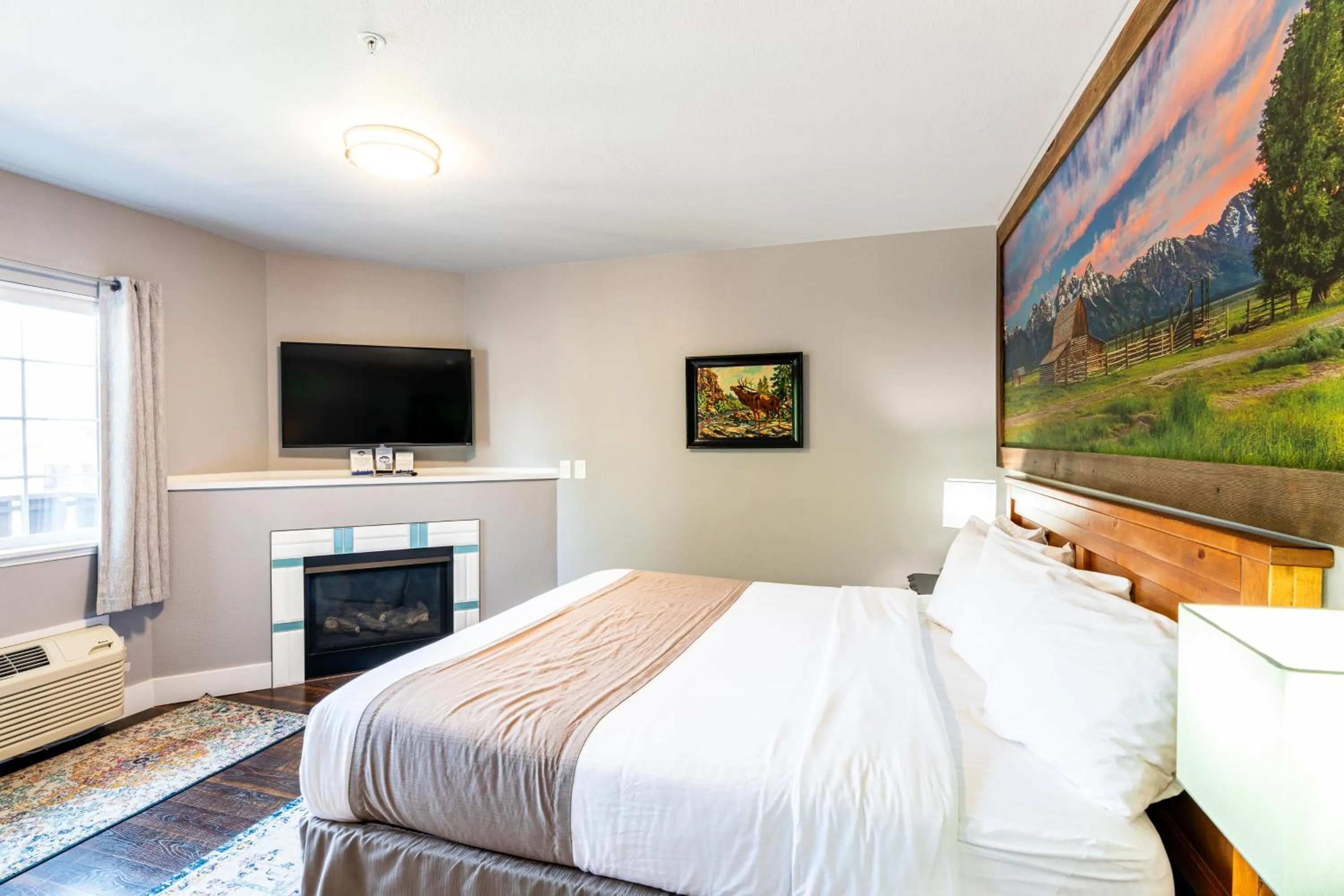 Photo of the whole room, Bed in Blue Elk Inn