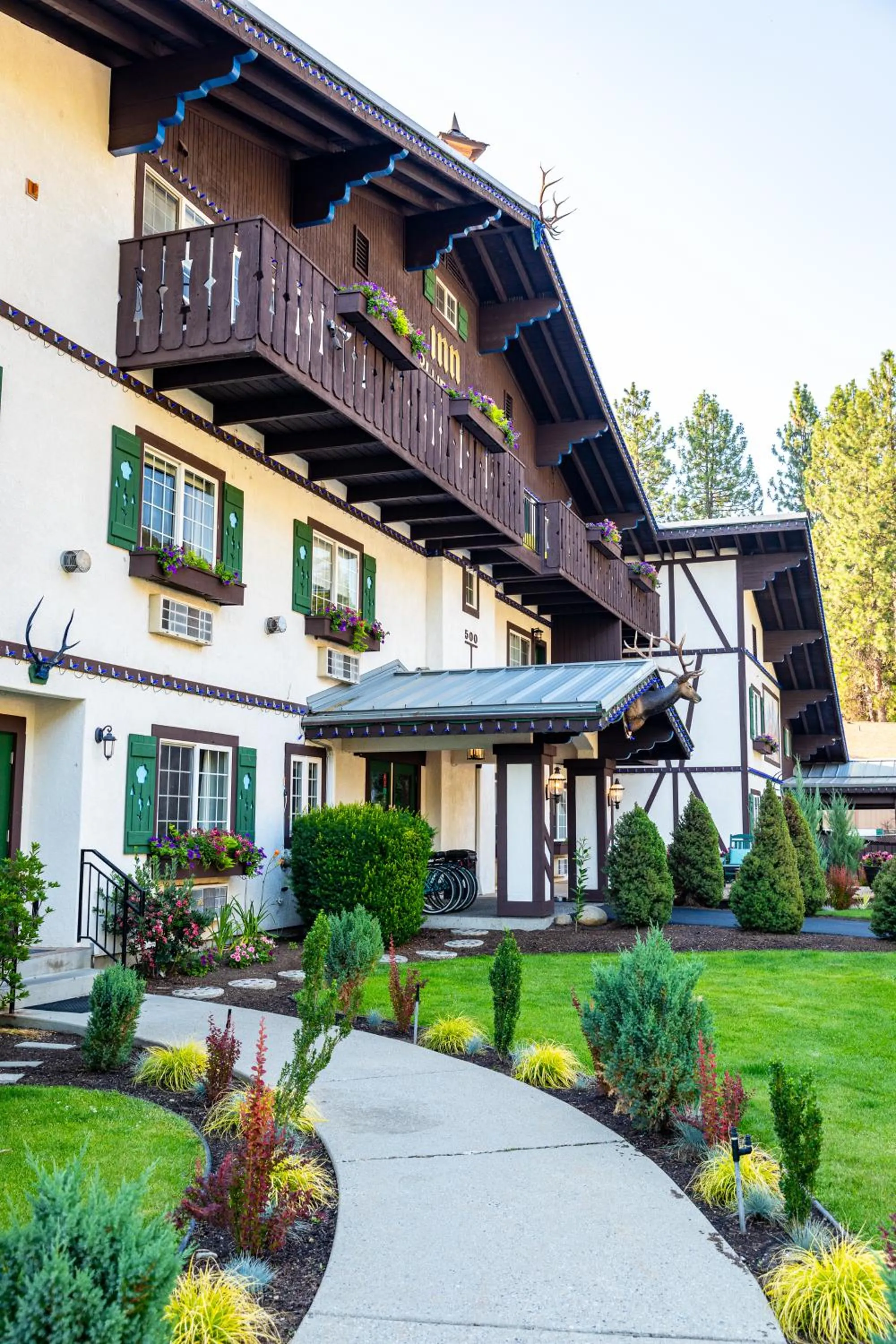 Property building in Blue Elk Inn