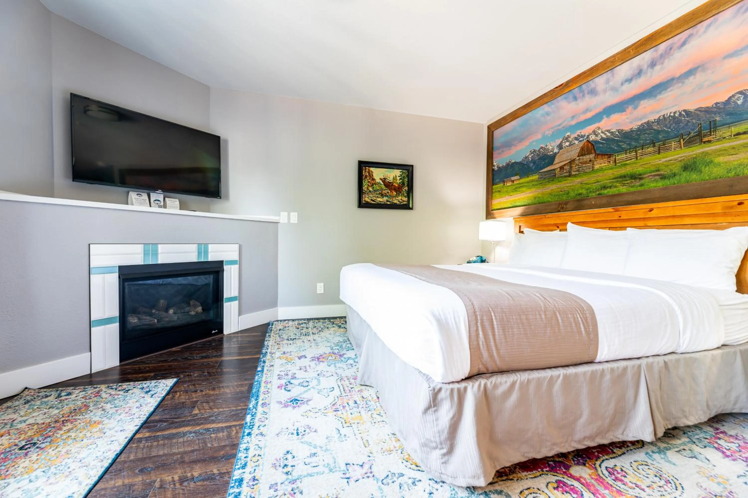 Photo of the whole room, Bed in Blue Elk Inn