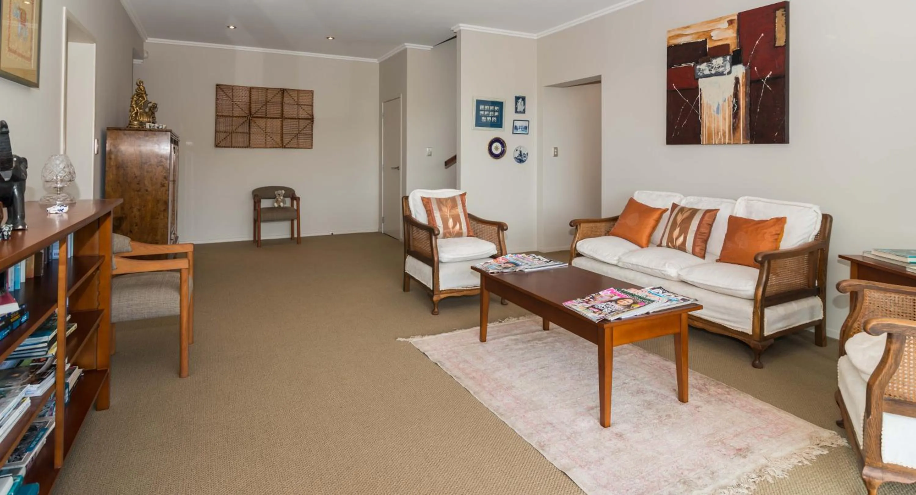 Communal lounge/ TV room in Decks of Paihia