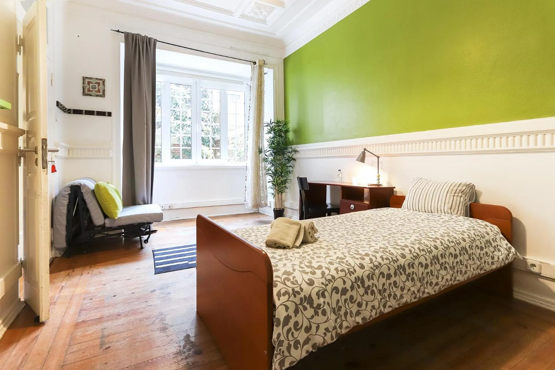 Large Double or Twin Room with Shared Bathroom in Lisbon Garden Flower