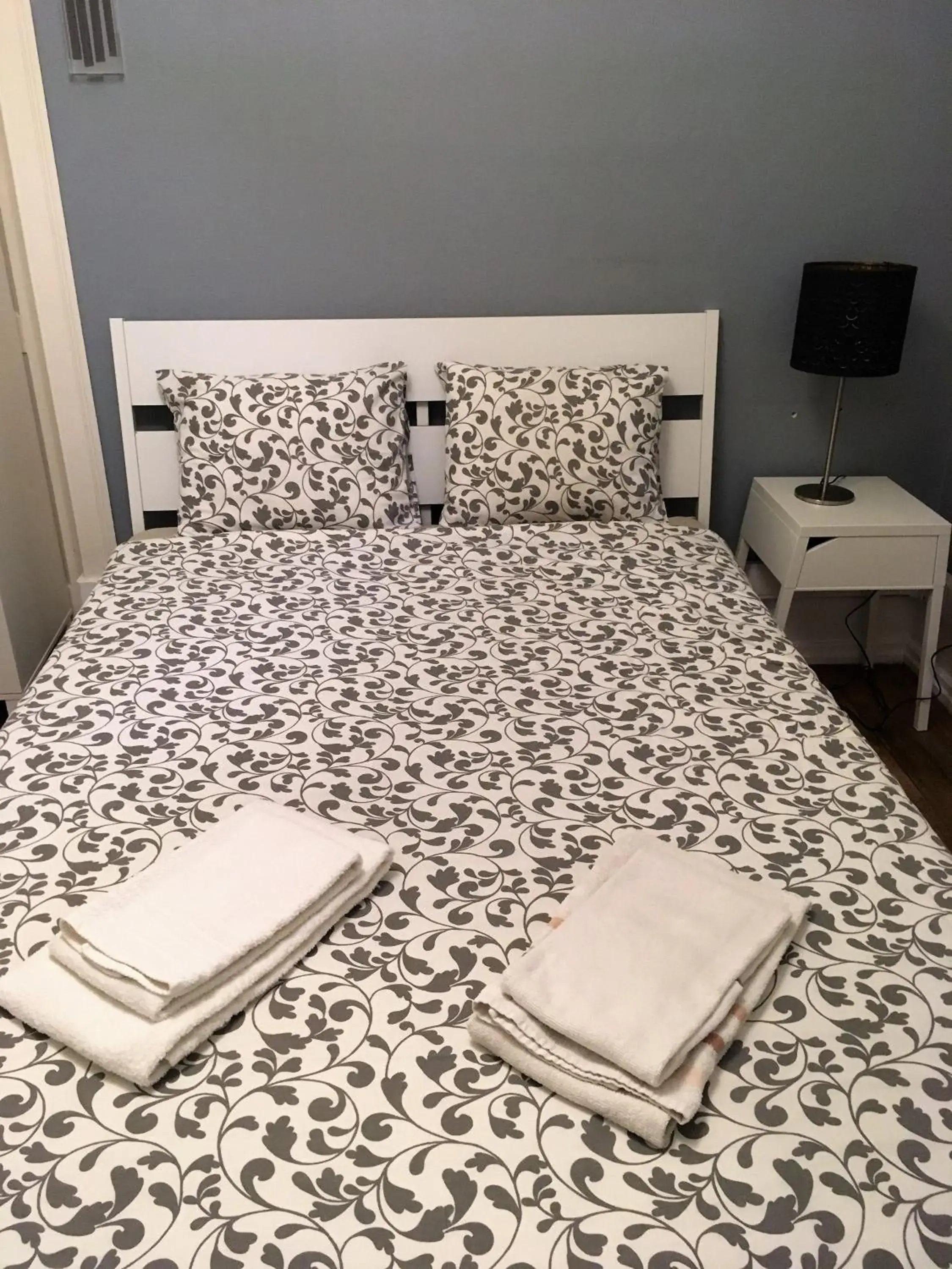 Standard Double Room with Shared Bathroom in Lisbon Garden Flower Standard Double Room with Shared Bathroom in Lisbon Garden Flower