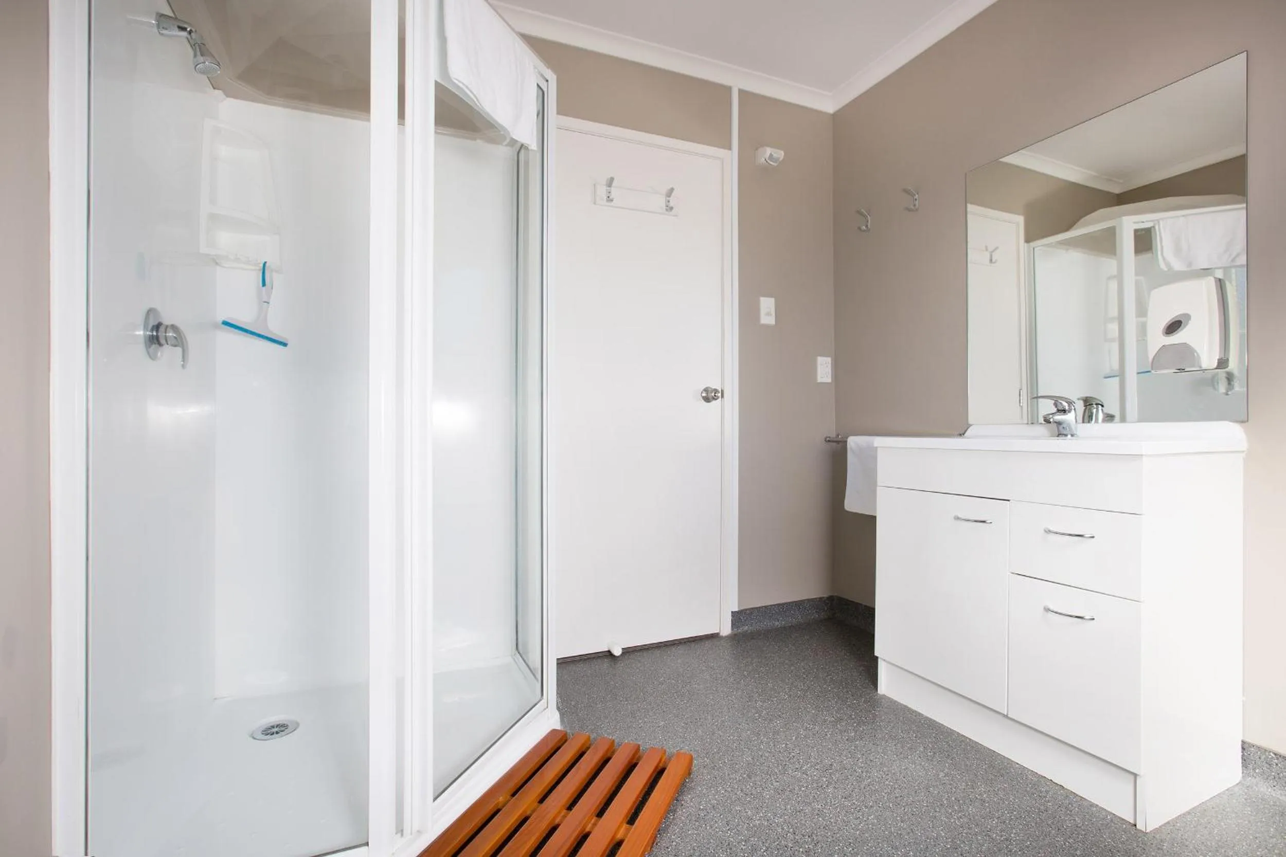 Shower in LKNZ Lodge & Cafe