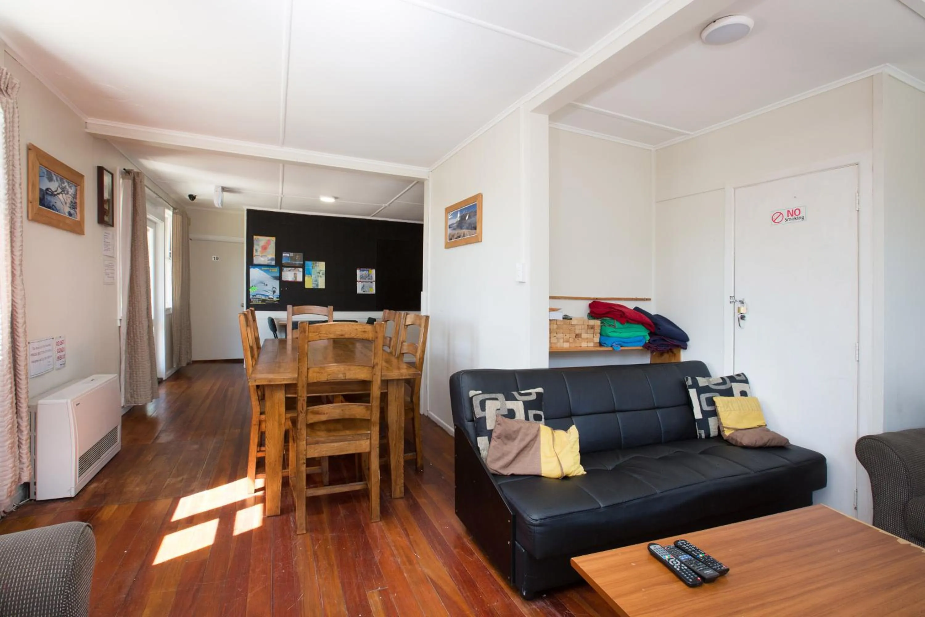 Communal lounge/ TV room in LKNZ Lodge & Cafe