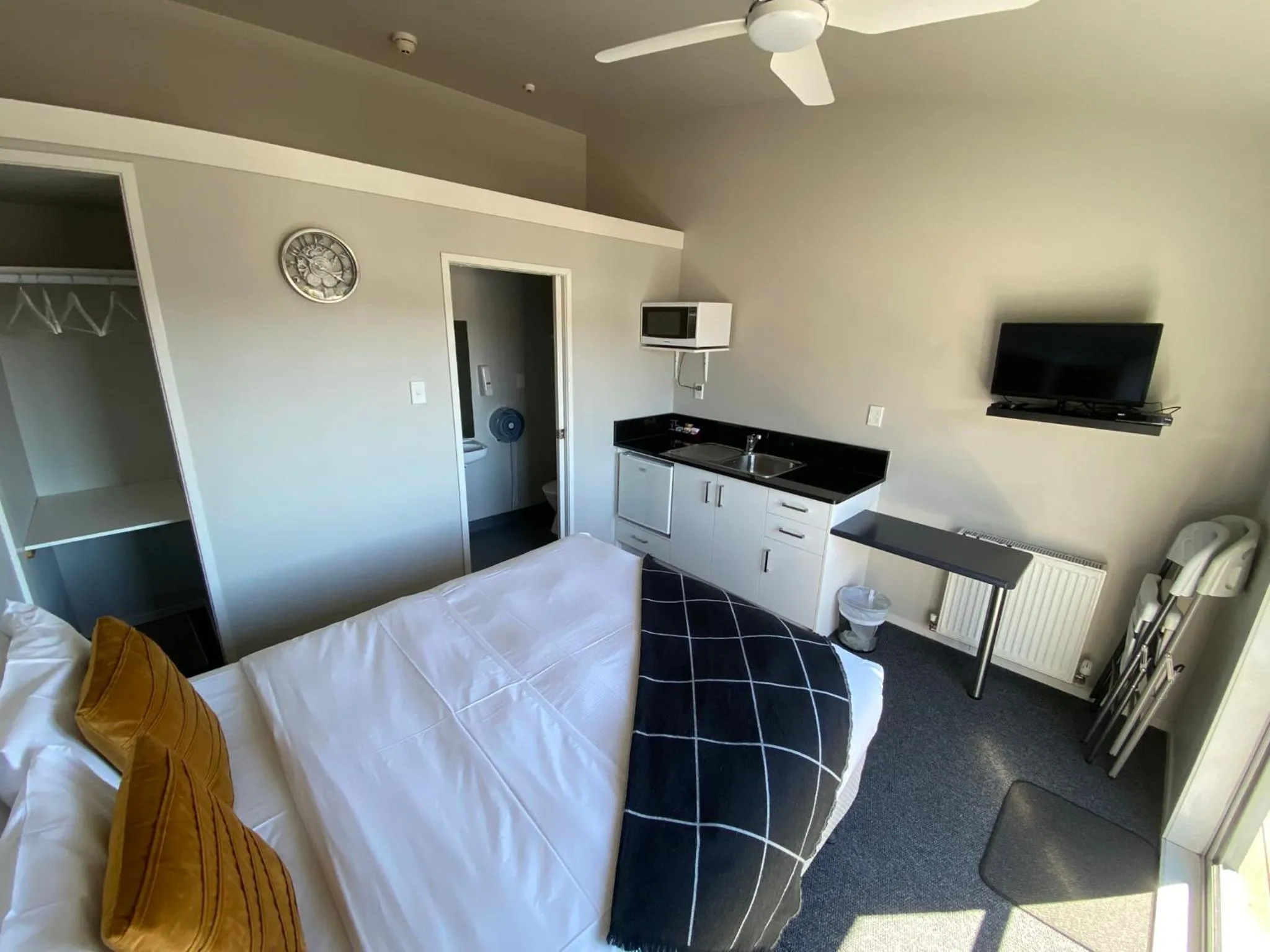 Kitchen or kitchenette, Bed in LKNZ Lodge & Cafe