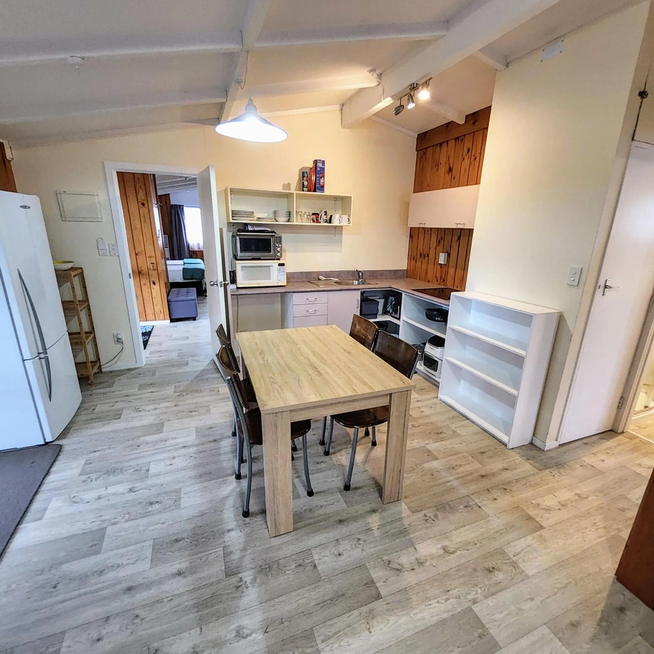 Kitchen or kitchenette in LKNZ Lodge & Cafe