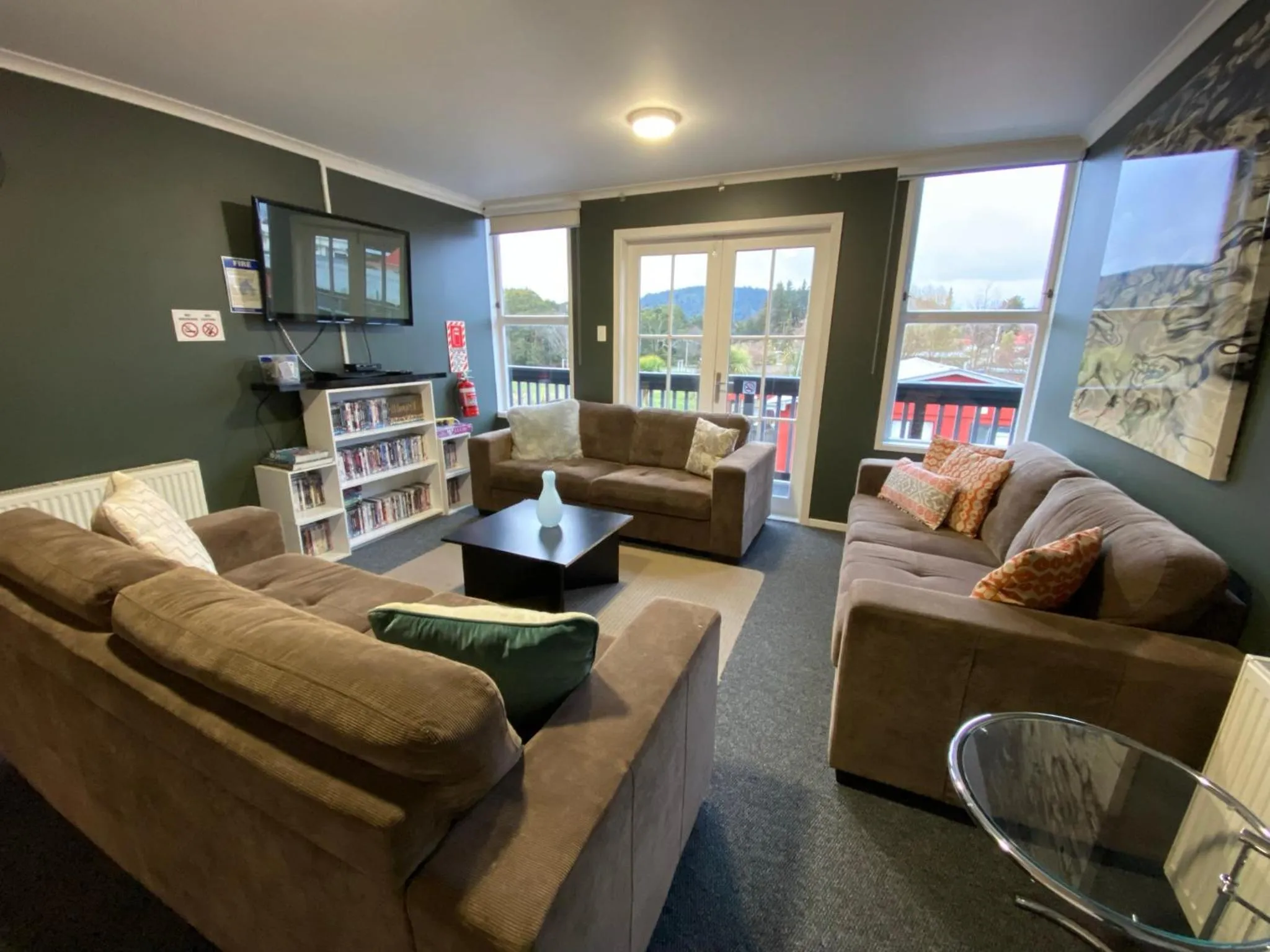 Communal lounge/ TV room in LKNZ Lodge & Cafe