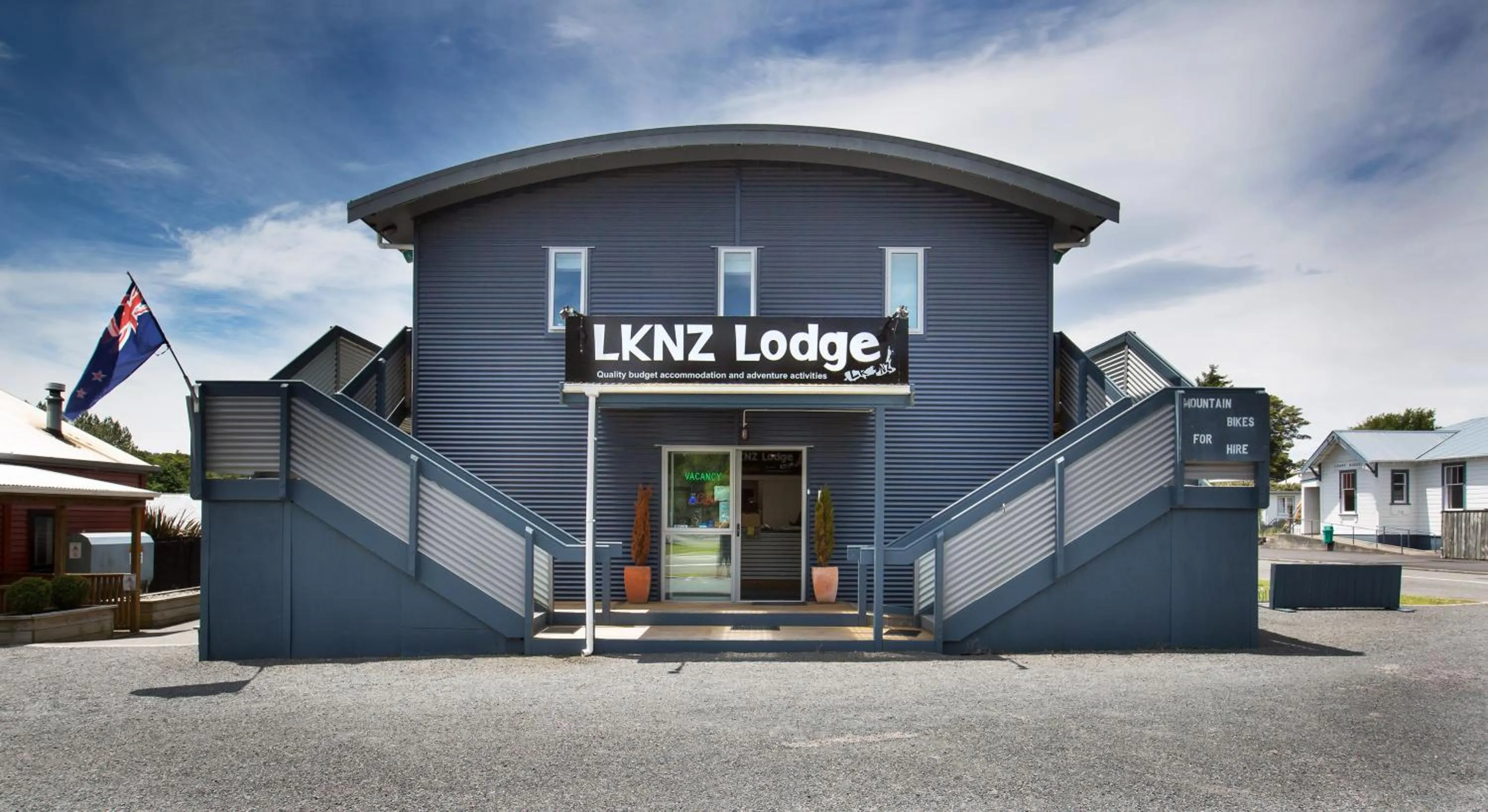 Facade/entrance in LKNZ Lodge & Cafe