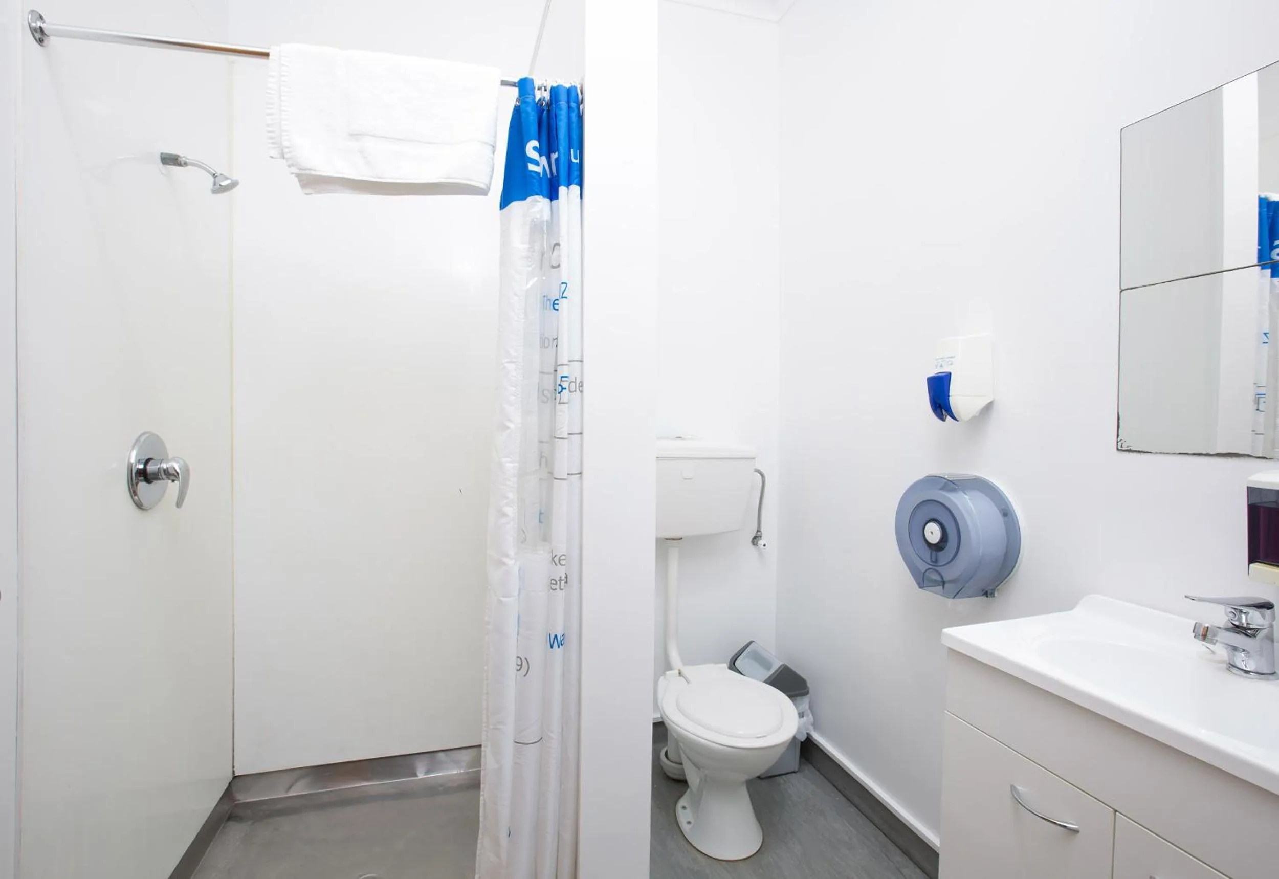 Shower in LKNZ Lodge & Cafe