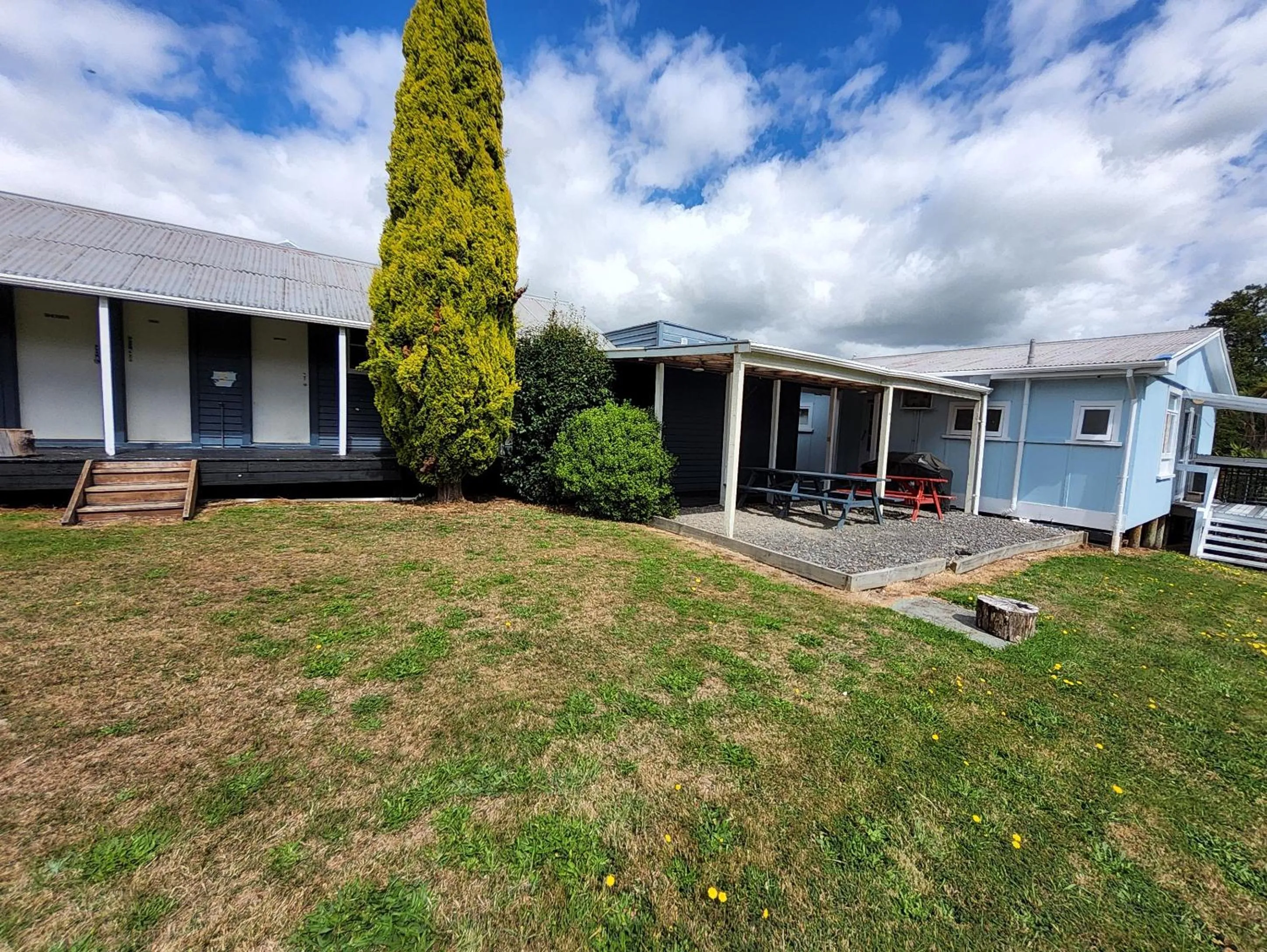 Property building in LKNZ Lodge & Cafe