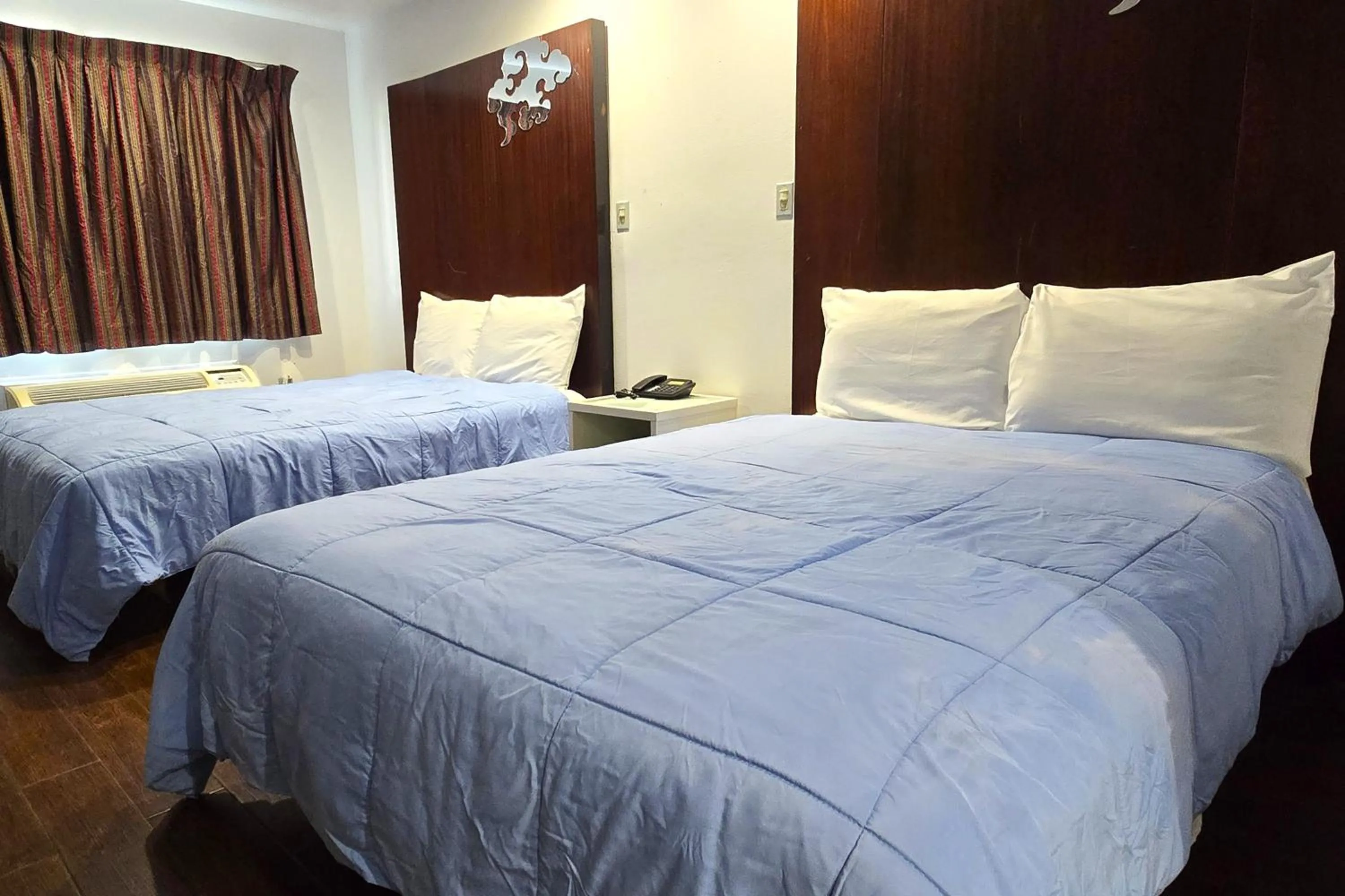 Bedroom, Bed in Century Motel Buena Park Anaheim CA 91