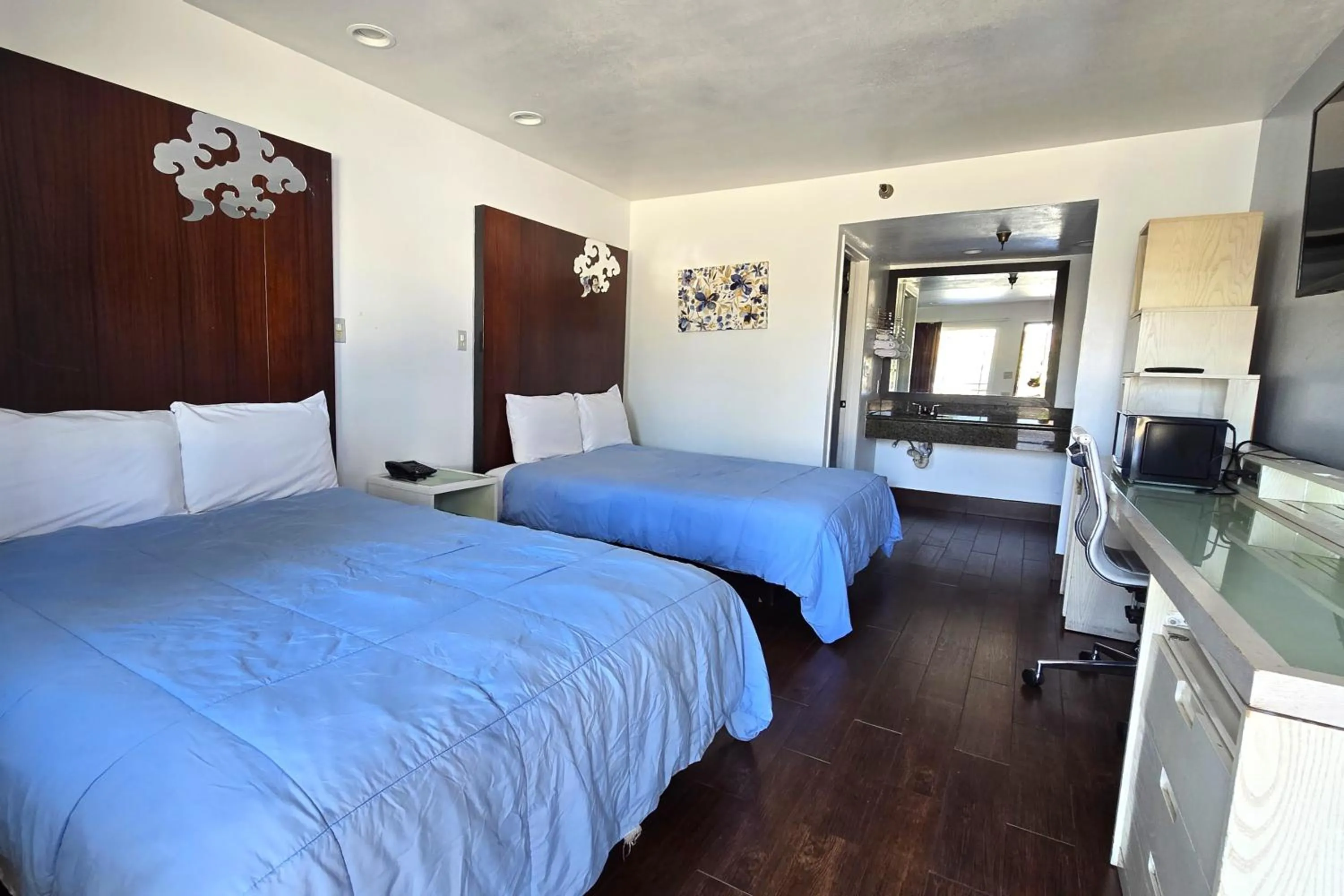 Bedroom, Bed in Century Motel Buena Park Anaheim CA 91