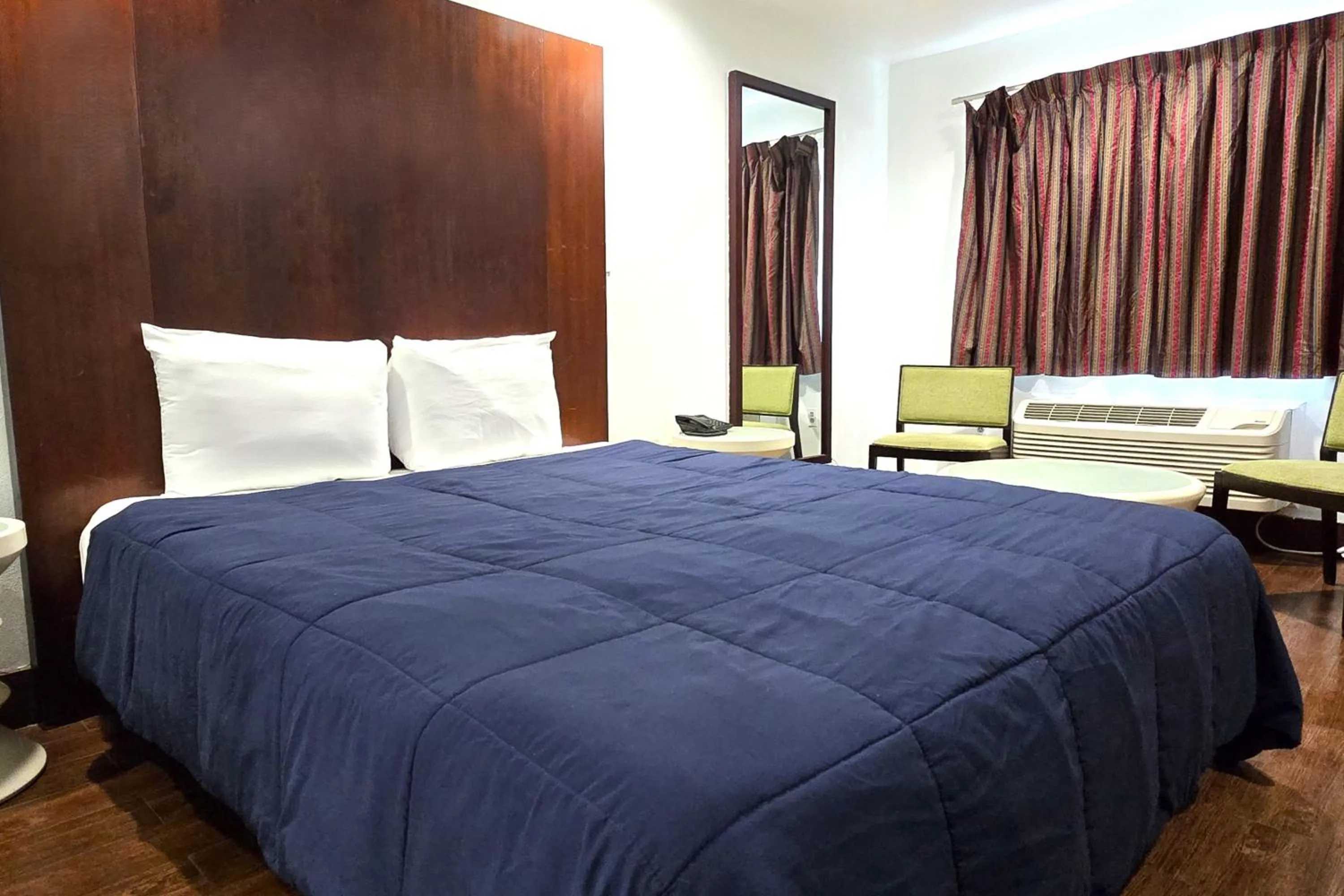 Bedroom, Bed in Century Motel Buena Park Anaheim CA 91