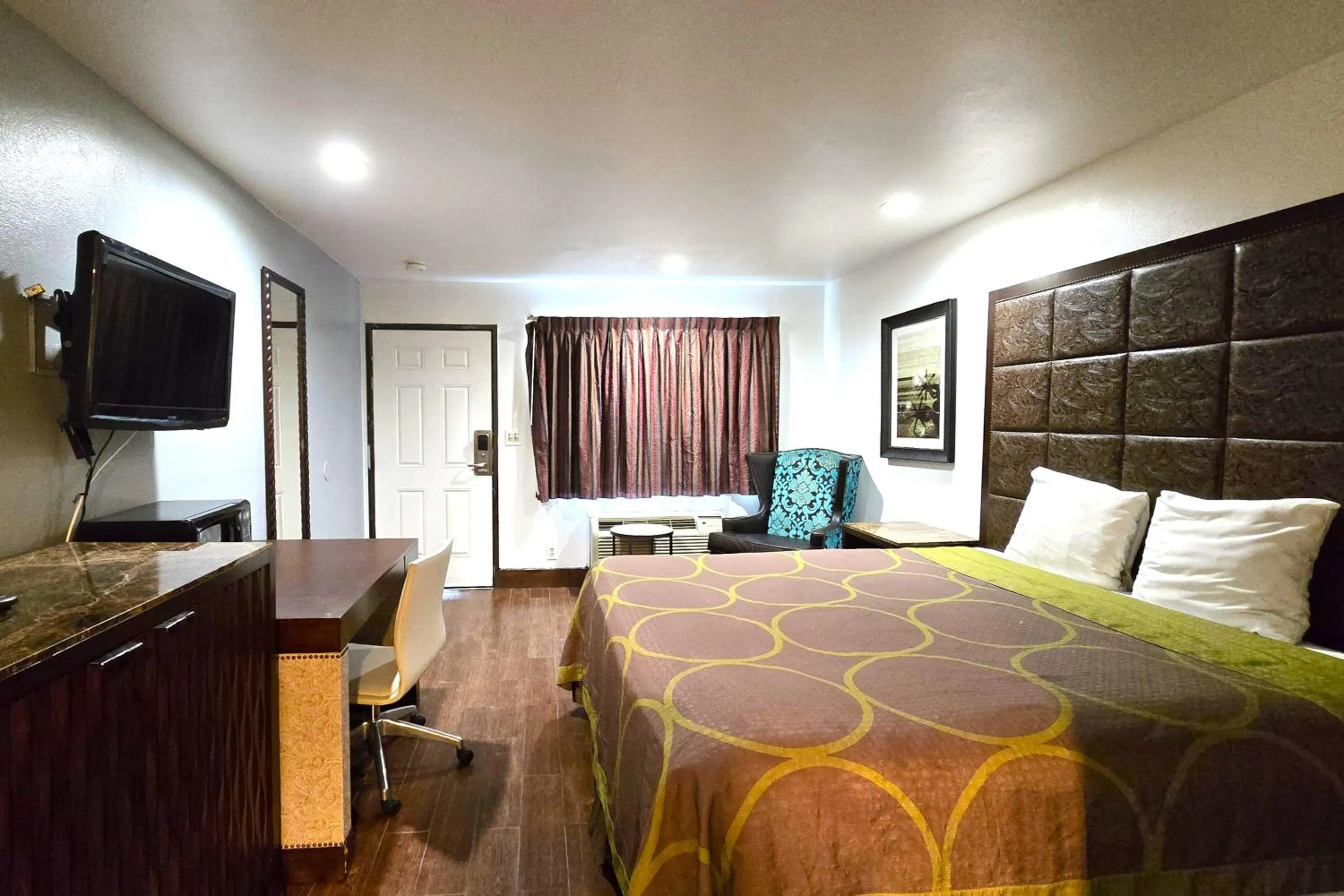 Bedroom, Bed in Century Motel Buena Park Anaheim CA 91