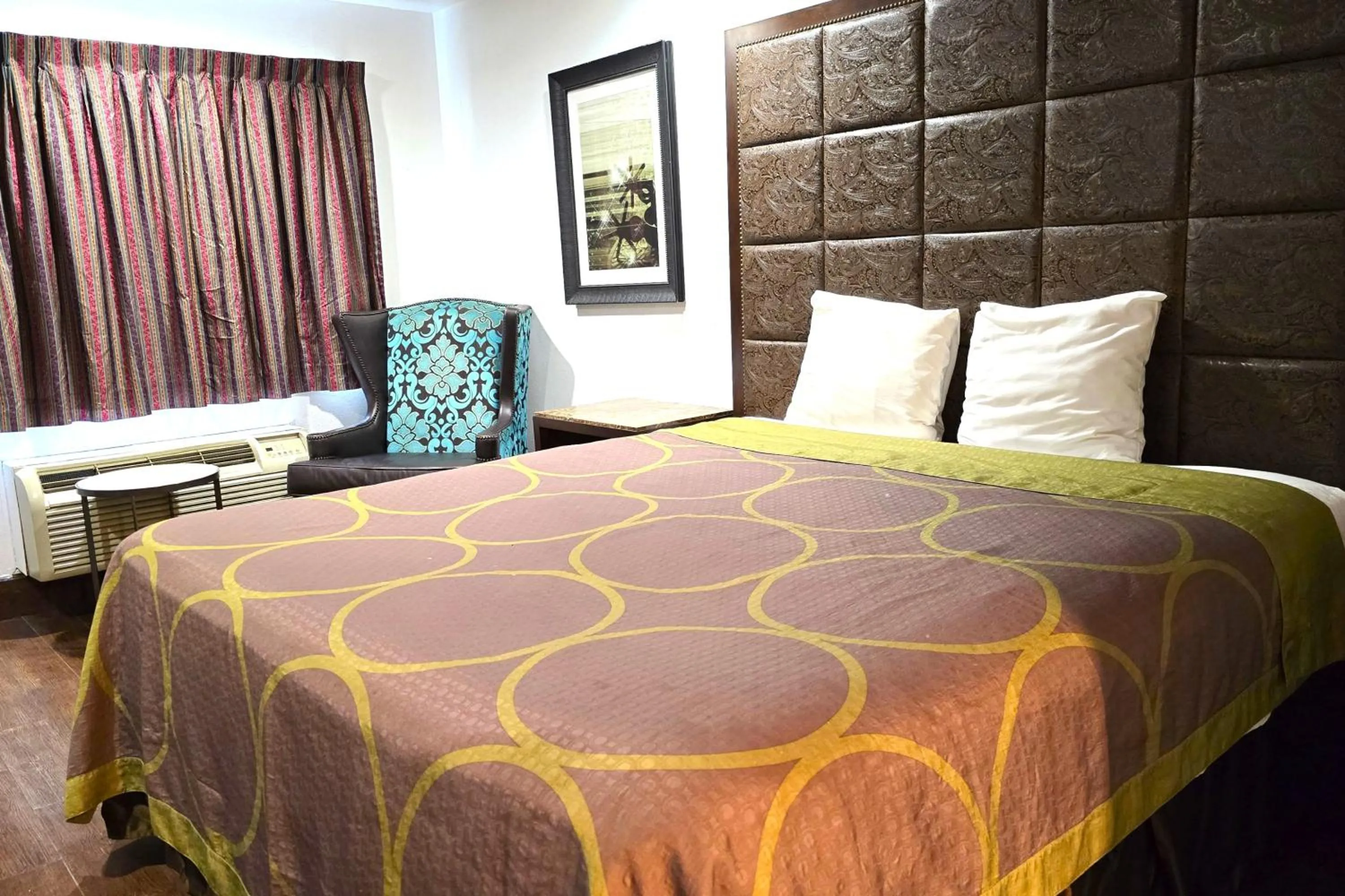 Bedroom, Bed in Century Motel Buena Park Anaheim CA 91