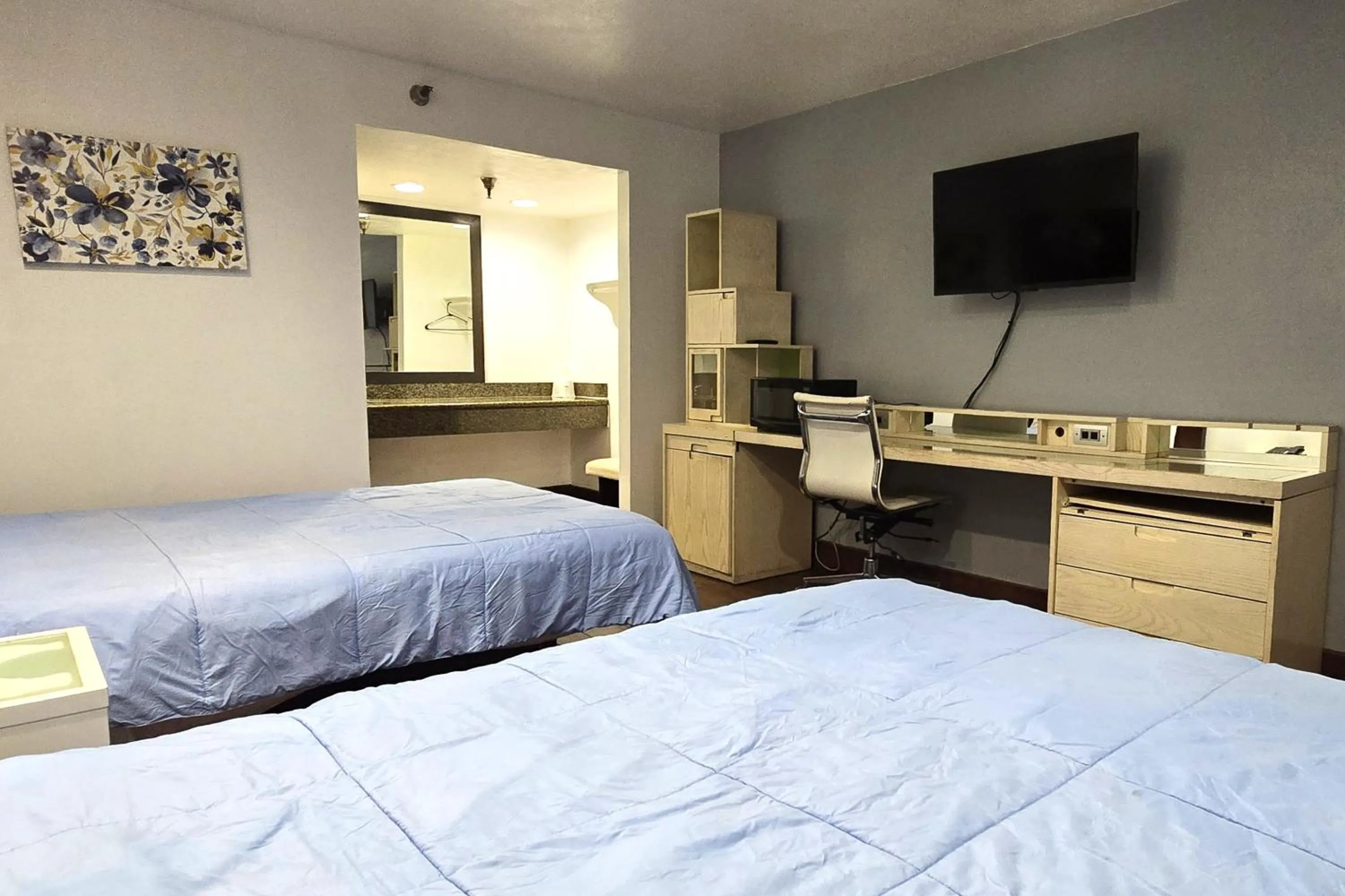 Bedroom, Bed in Century Motel Buena Park Anaheim CA 91