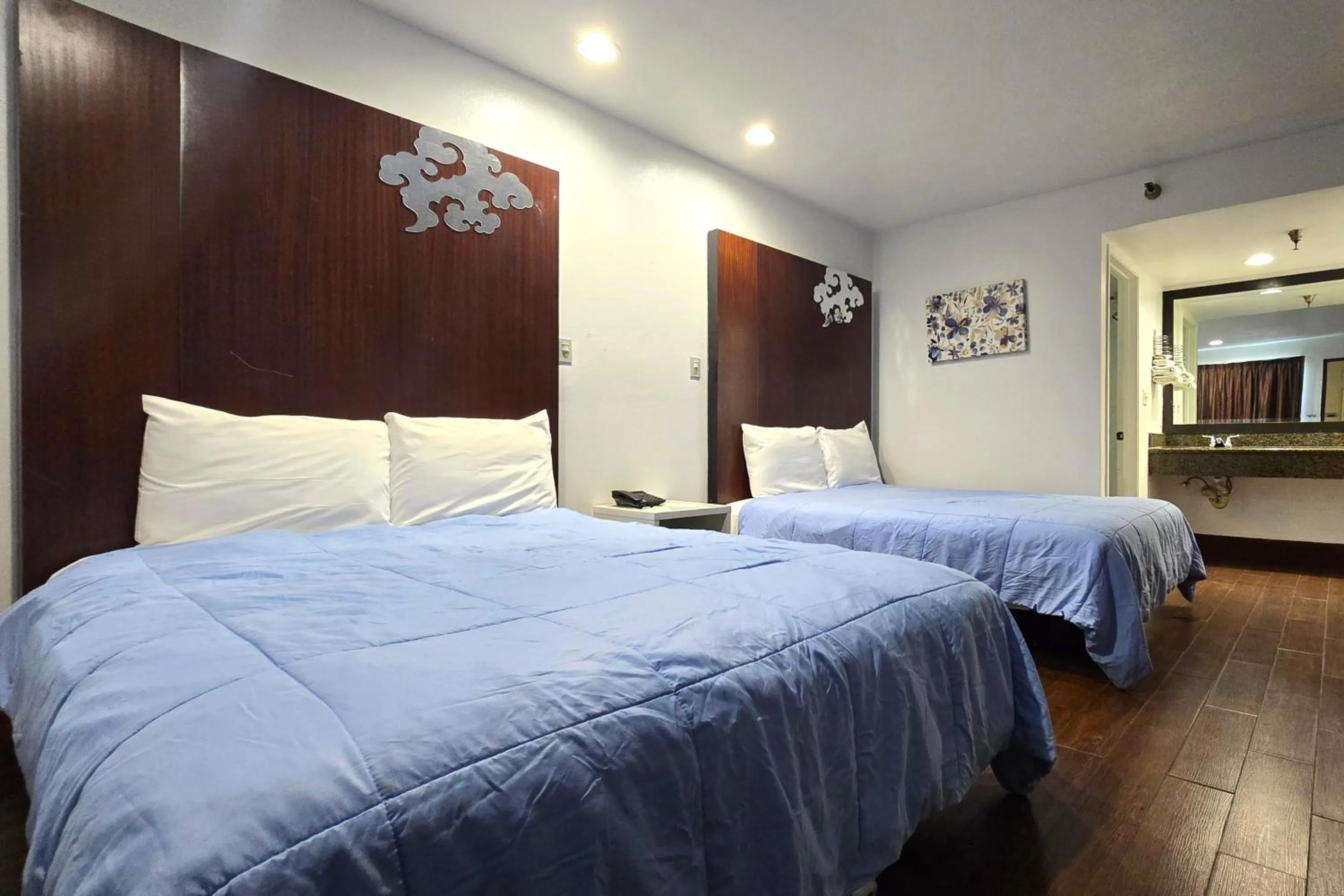 Bedroom, Bed in Century Motel Buena Park Anaheim CA 91