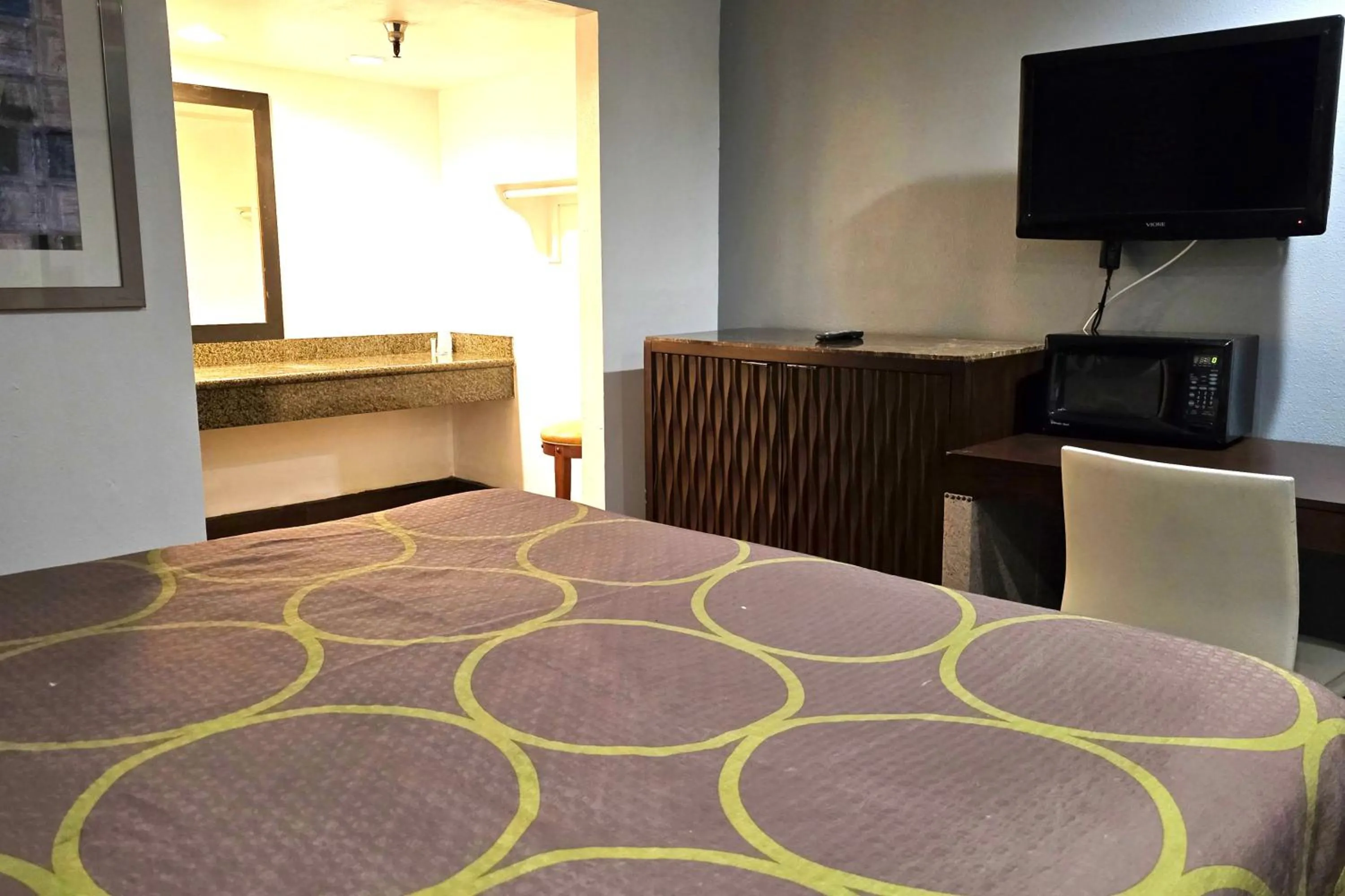 Bedroom, Bed in Century Motel Buena Park Anaheim CA 91