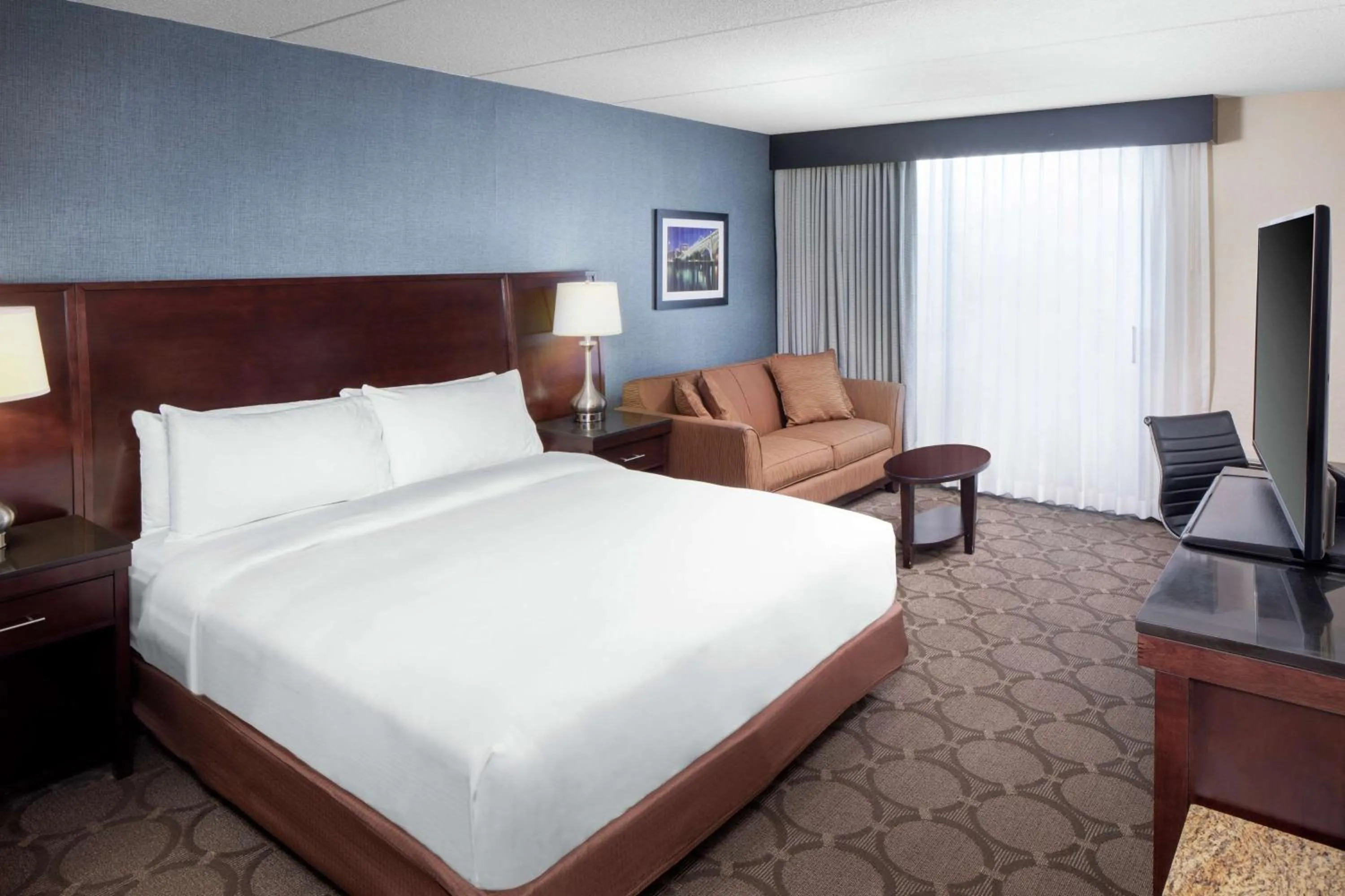 King Room with Roll-In Shower - Hearing Accessible in Wyndham Independence