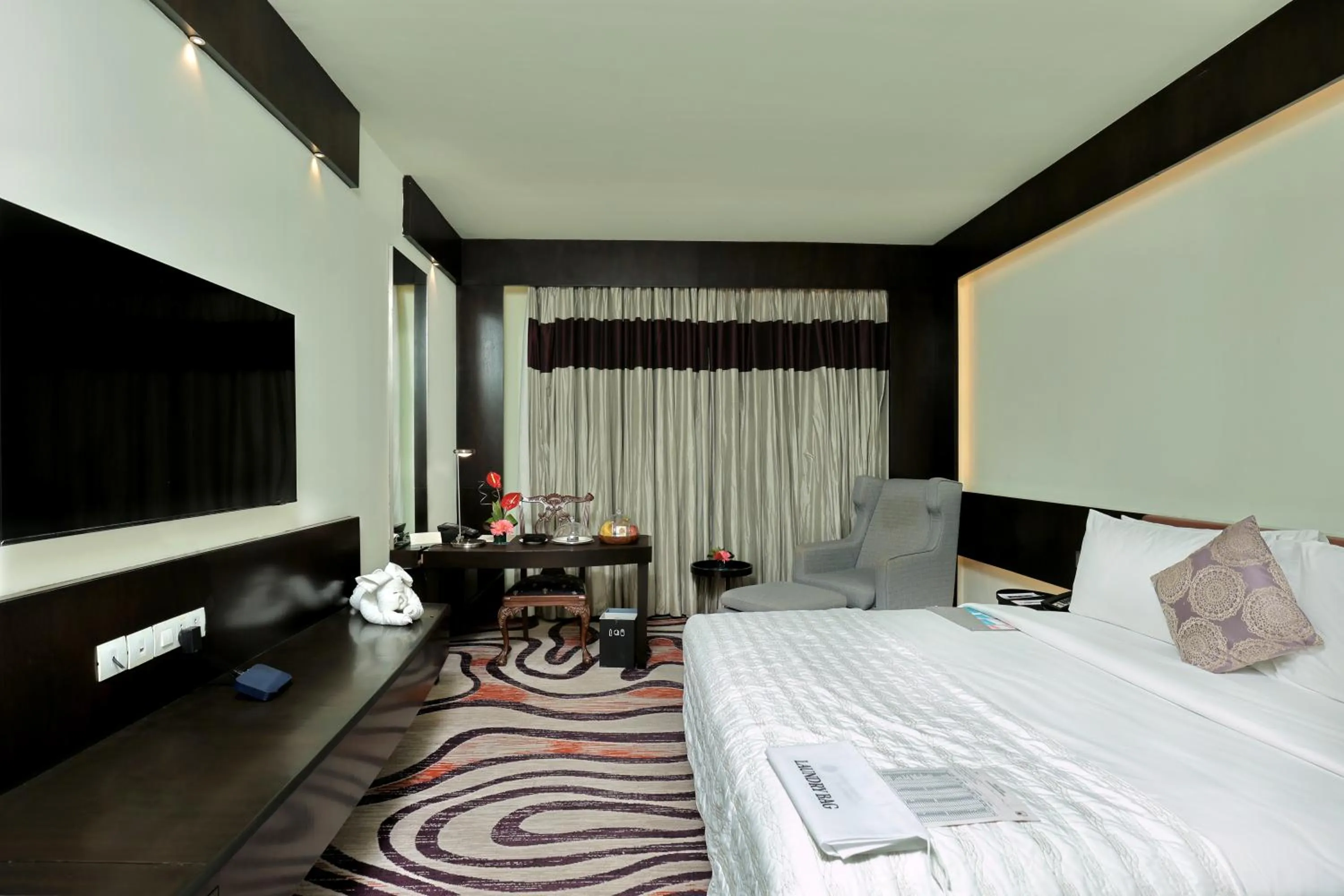 Bed in Le Royal Meridien Chennai