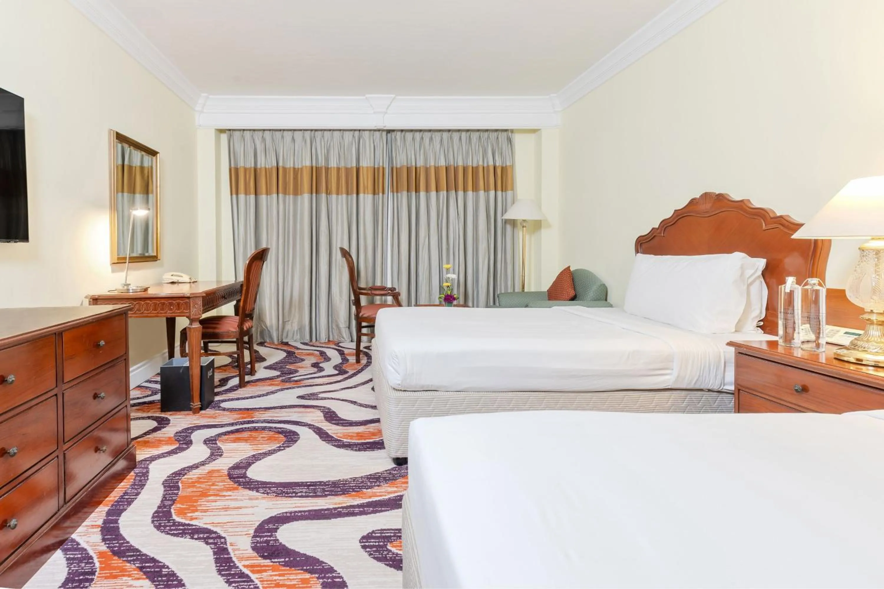 Photo of the whole room, Bed in Le Royal Meridien Chennai