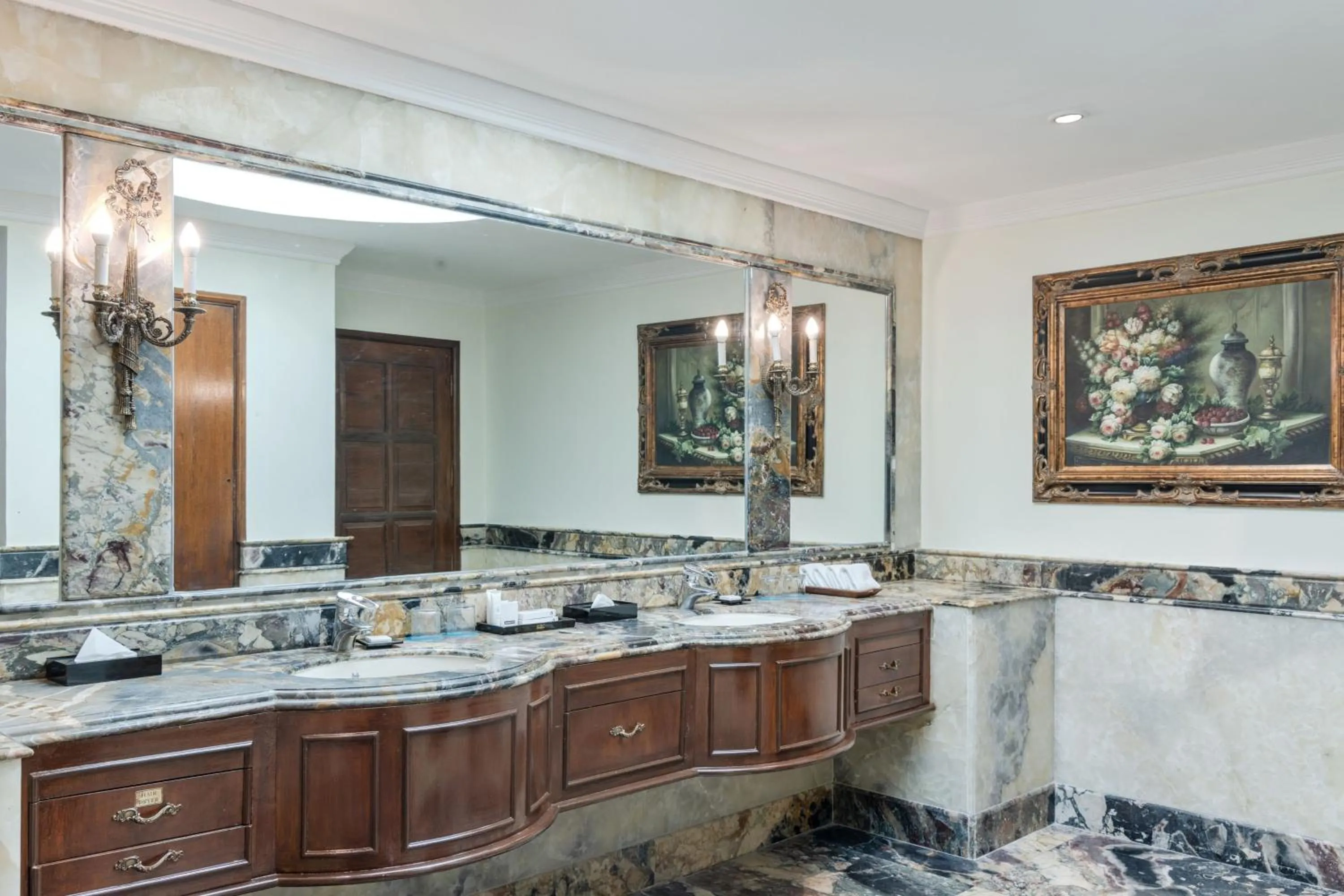 Bathroom in Le Royal Meridien Chennai