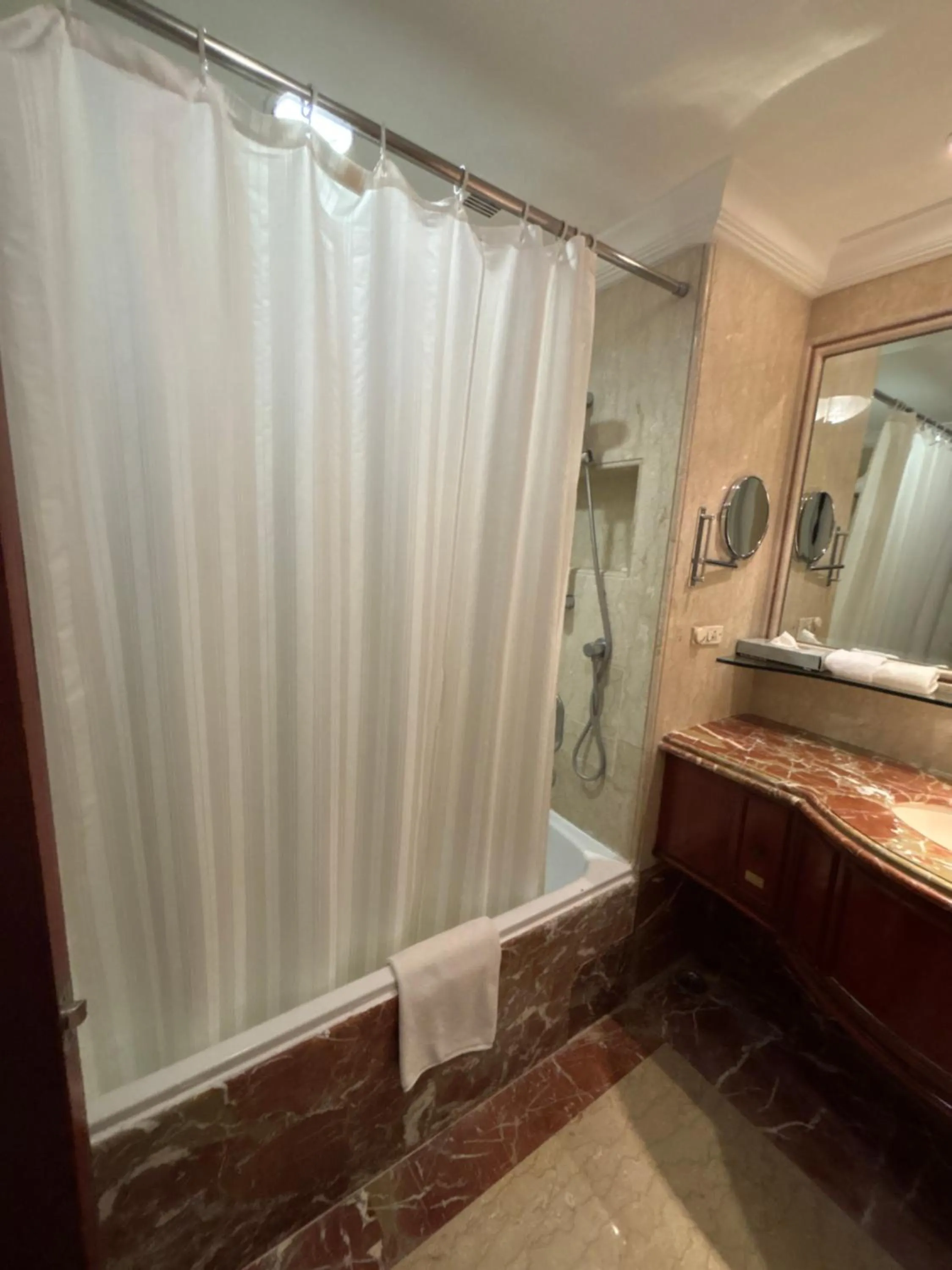 Shower in Le Royal Meridien Chennai