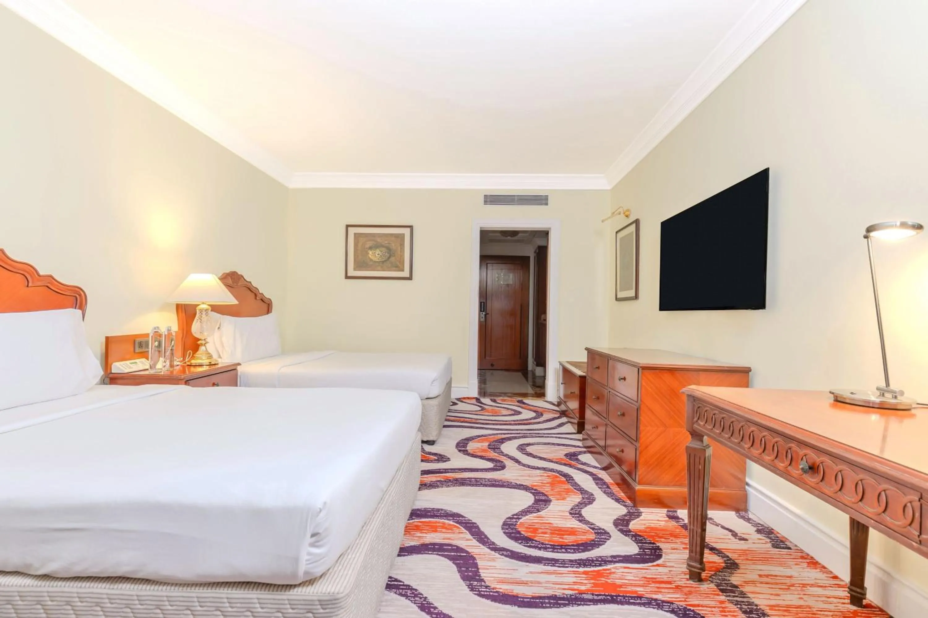 Photo of the whole room, Bed in Le Royal Meridien Chennai