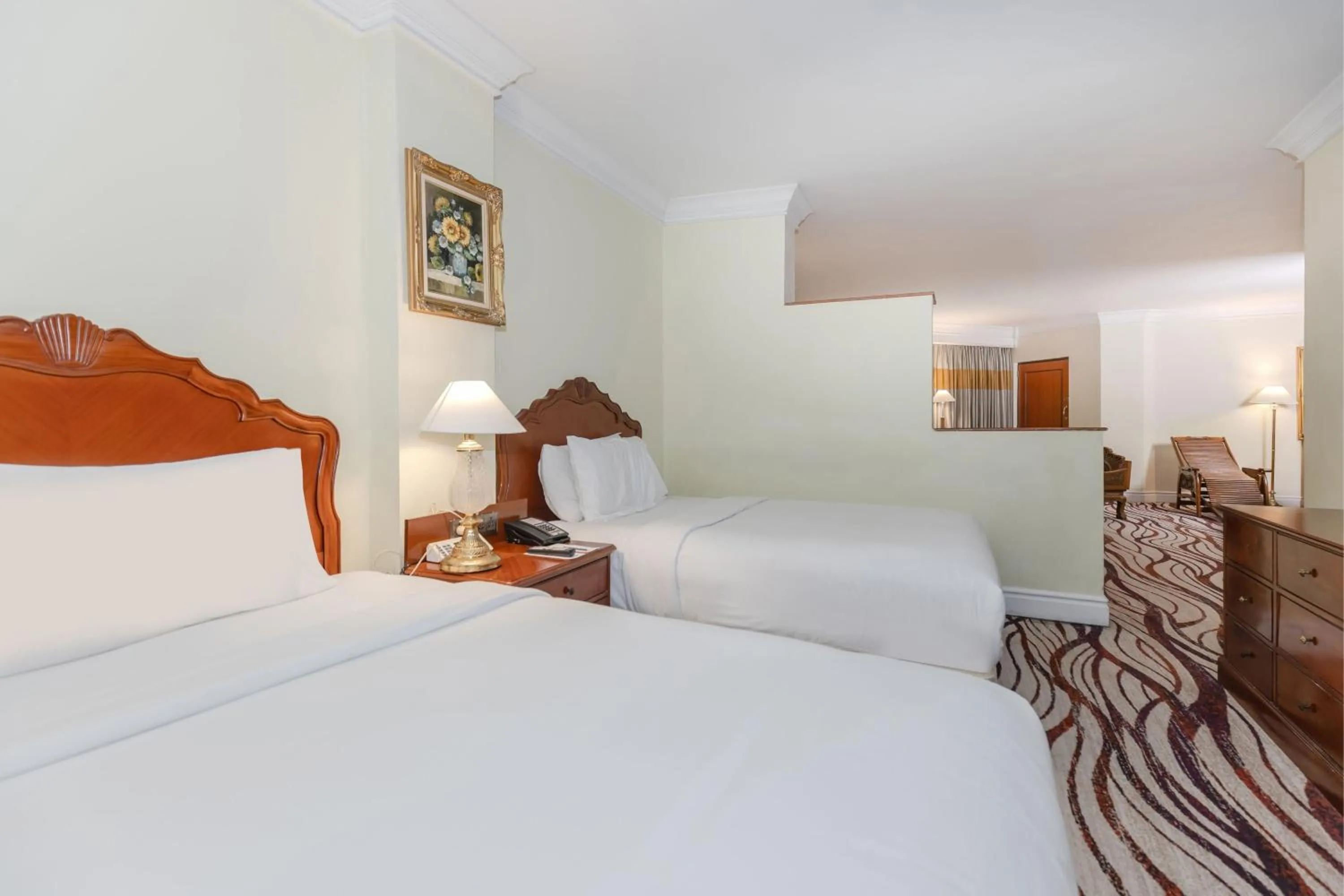 Photo of the whole room, Bed in Le Royal Meridien Chennai