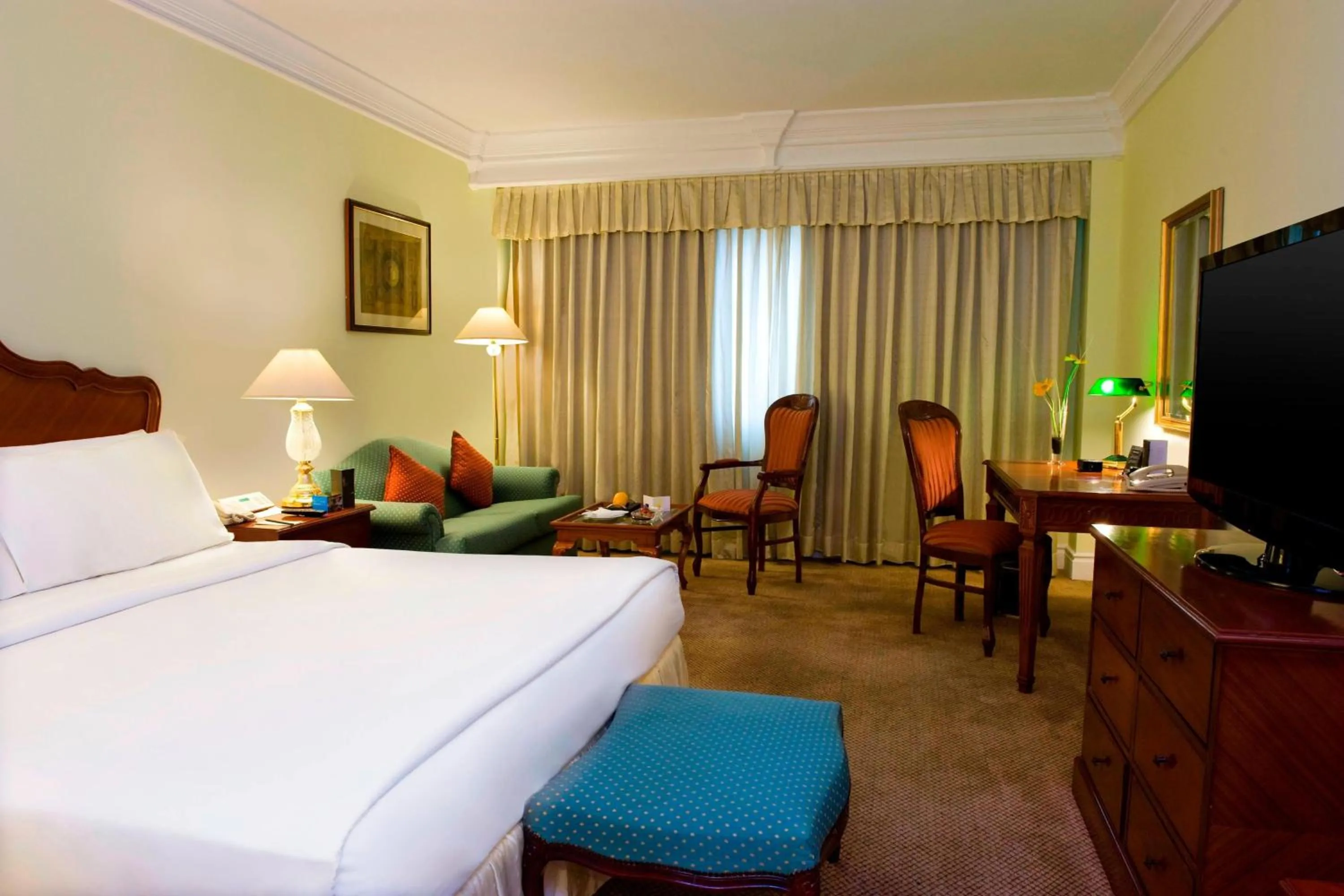 Photo of the whole room, Bed in Le Royal Meridien Chennai