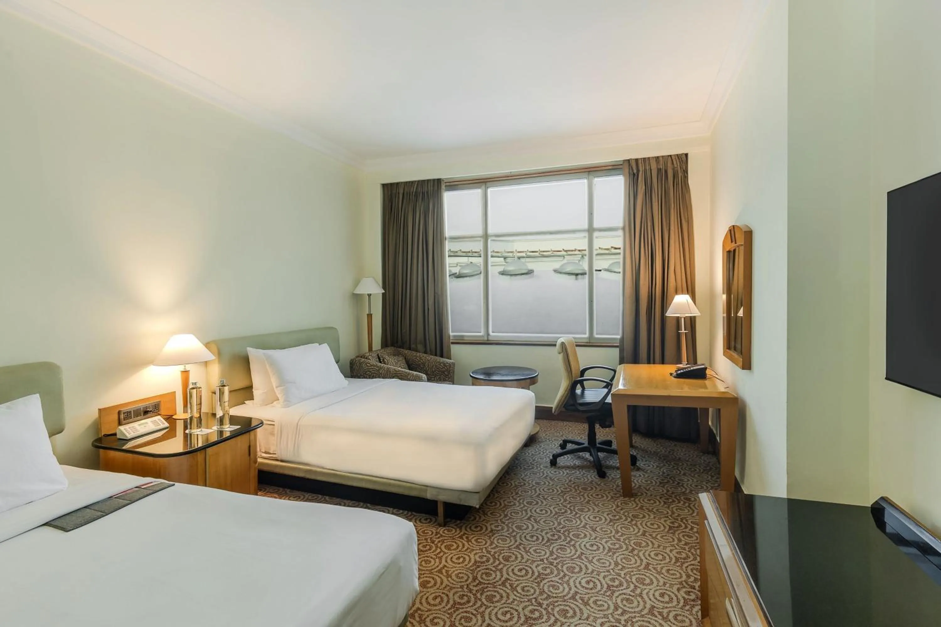 Photo of the whole room, Bed in Le Royal Meridien Chennai