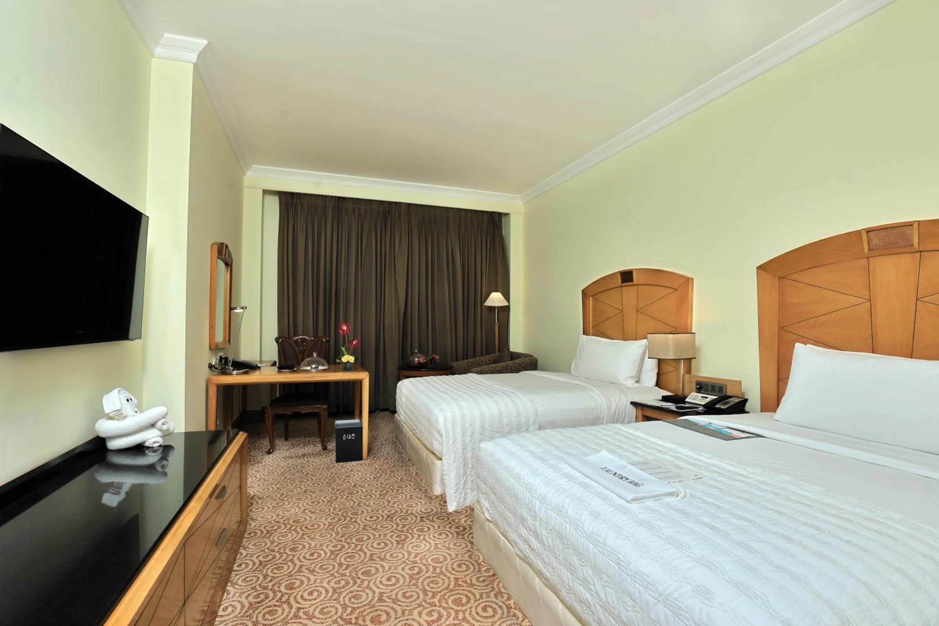 Bed in Le Royal Meridien Chennai