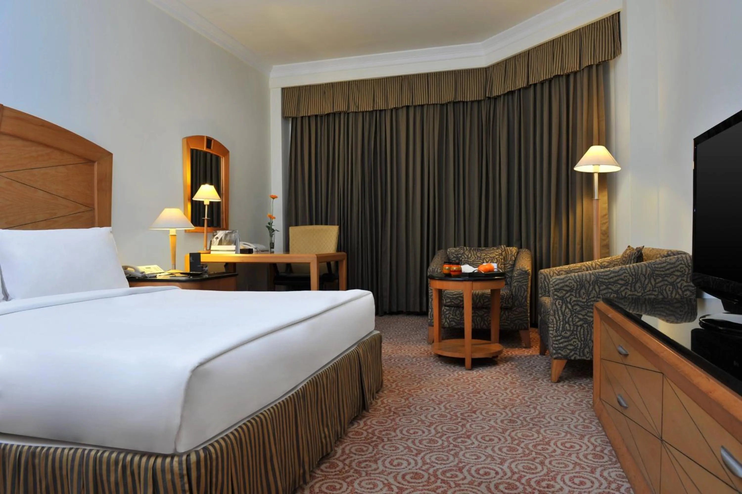 Photo of the whole room, Bed in Le Royal Meridien Chennai