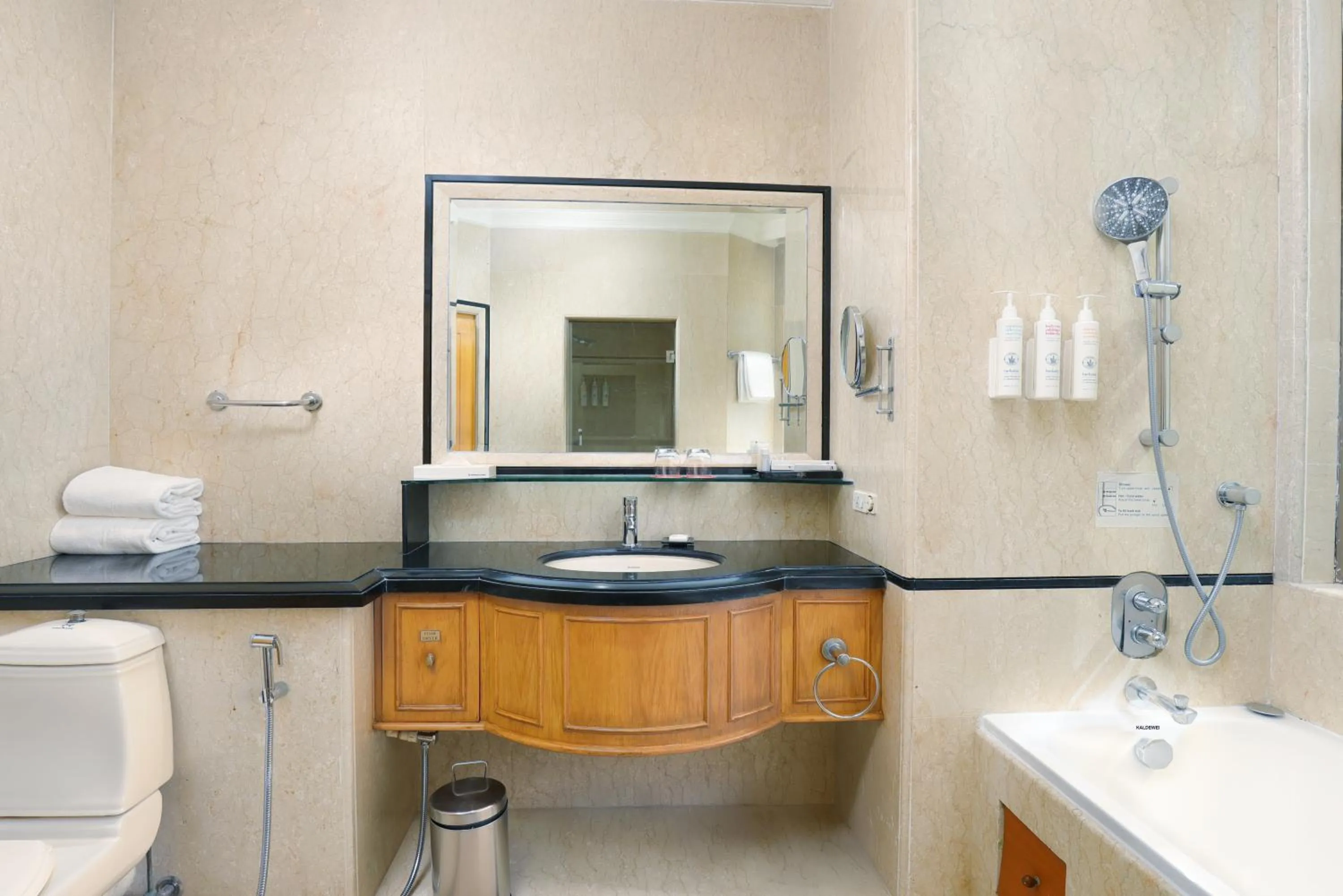 Shower in Le Royal Meridien Chennai