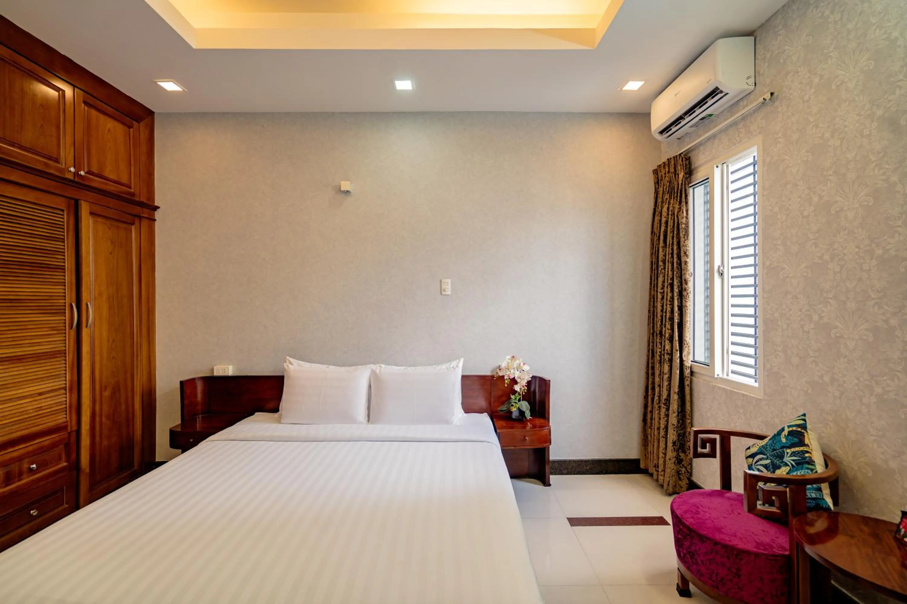 Photo of the whole room, Bed in Ben Thanh Retreats Hotel