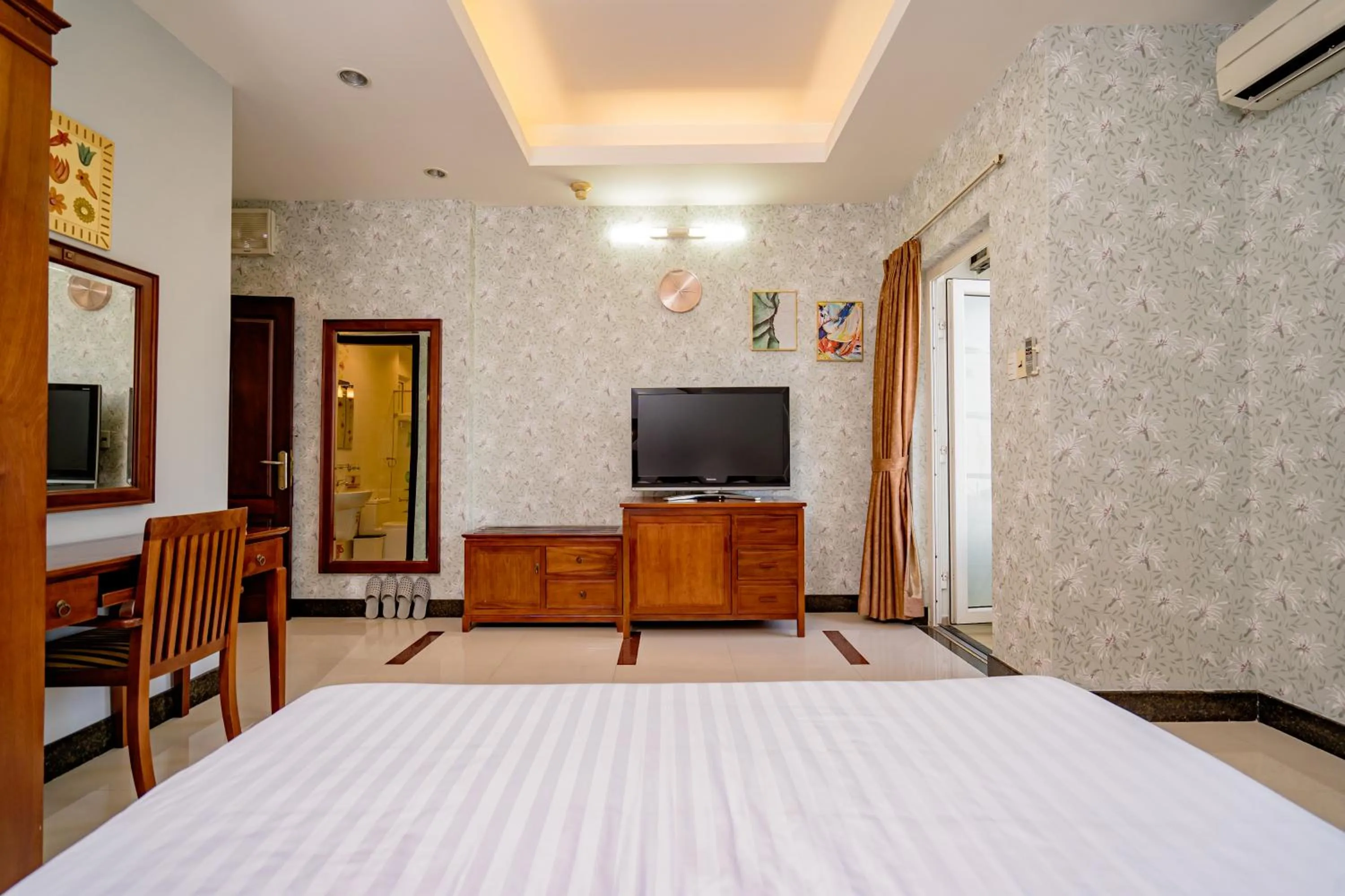 Photo of the whole room, Bed in Ben Thanh Retreats Hotel