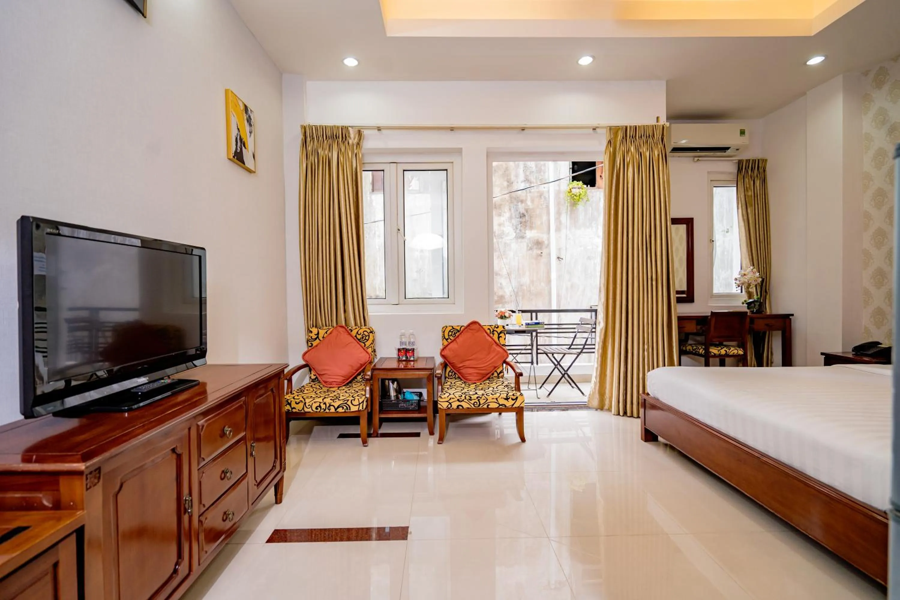 Seating area, Bed in Ben Thanh Retreats Hotel