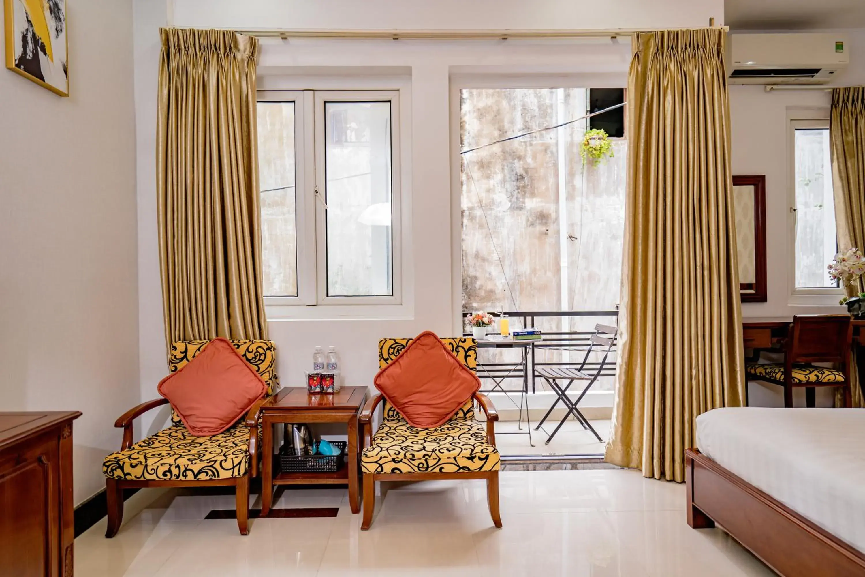 Seating area, Bed in Ben Thanh Retreats Hotel Seating area, Bed in Ben Thanh Retreats Hotel