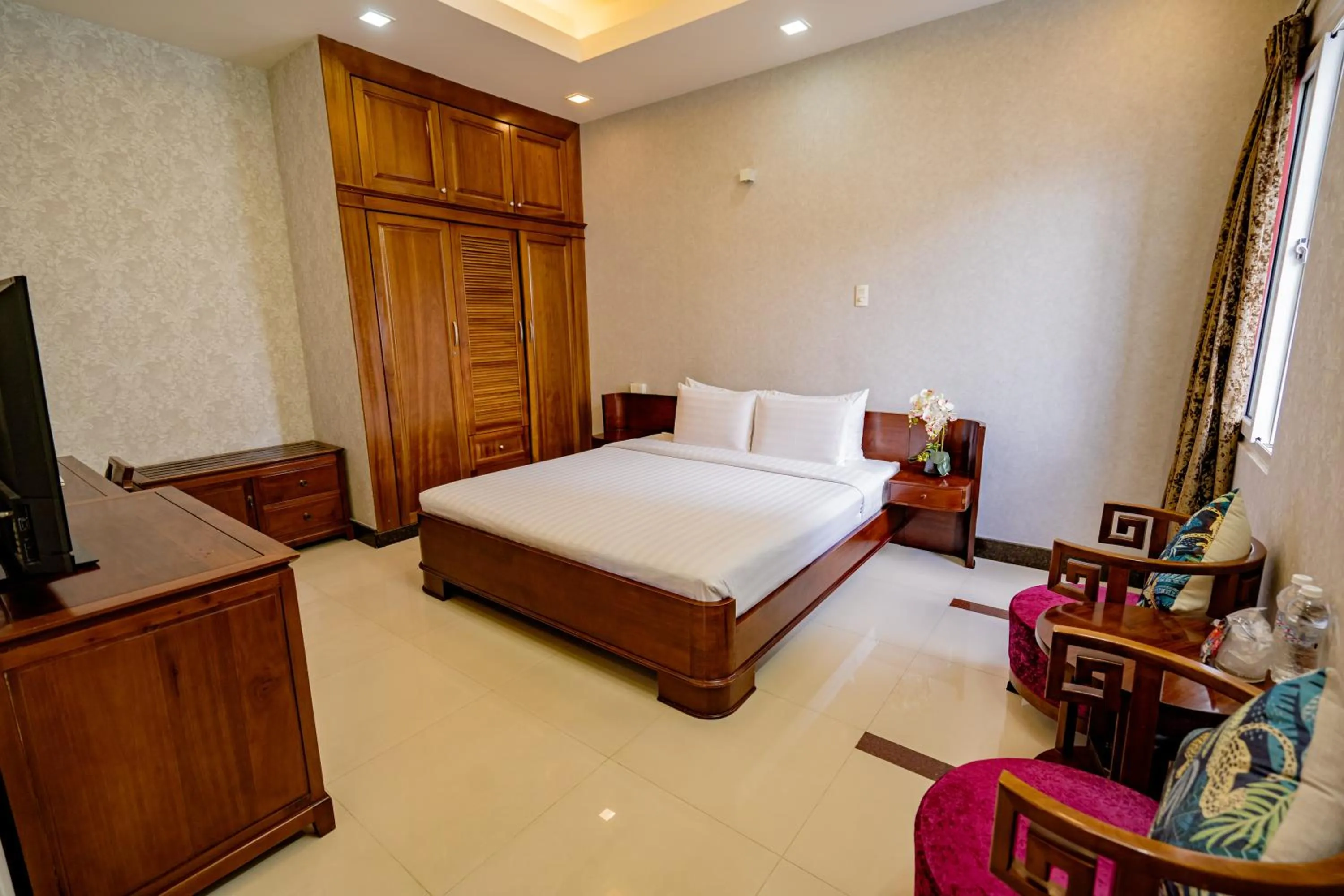 Photo of the whole room, Bed in Ben Thanh Retreats Hotel