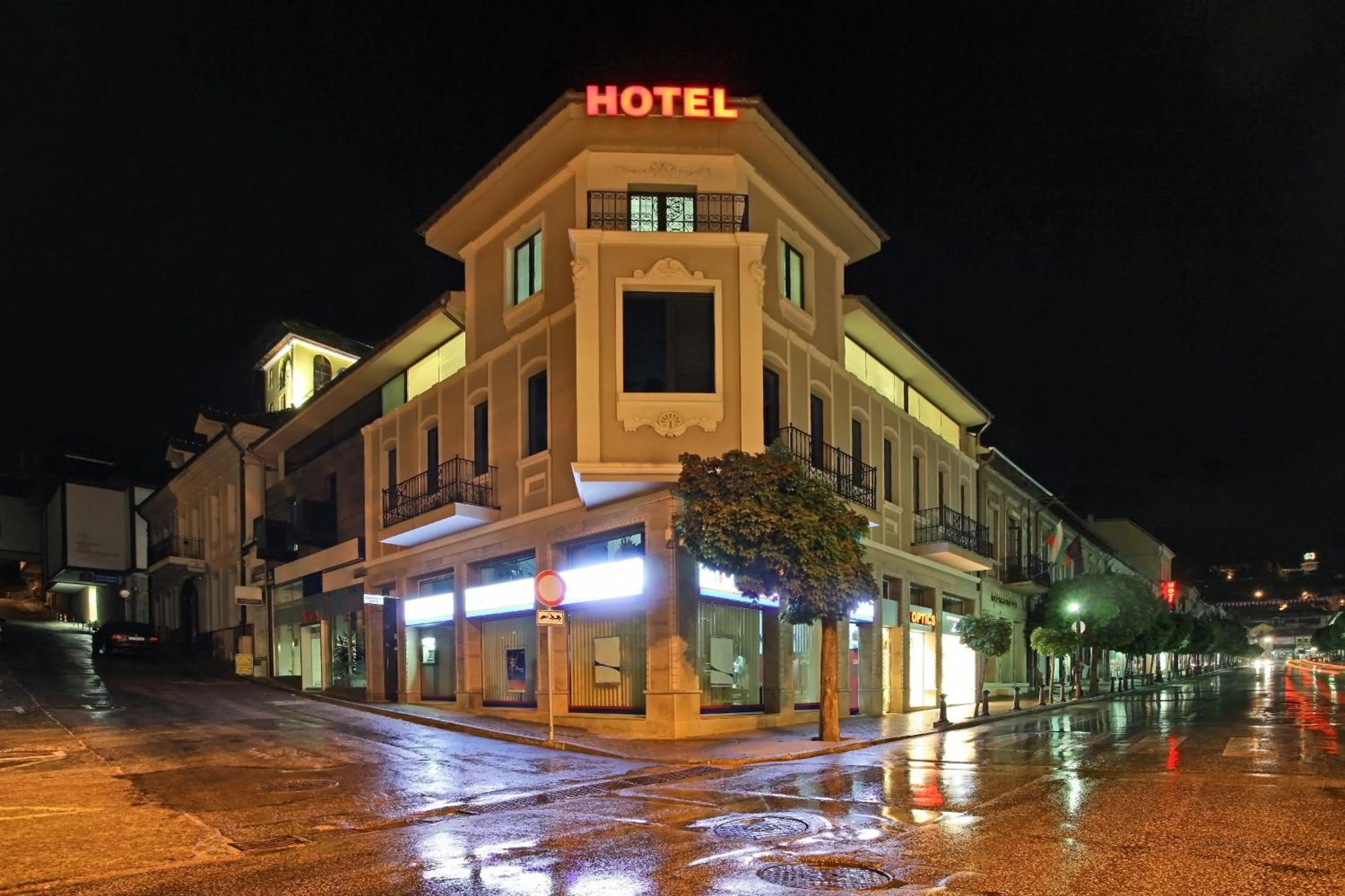 Facade/entrance in Executive Rooms and Suites Play