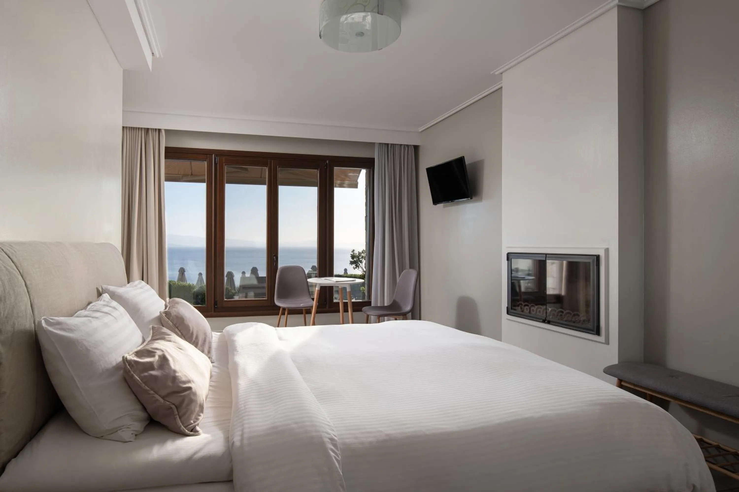 Communal lounge/ TV room, Bed in Karavia Lux Inn