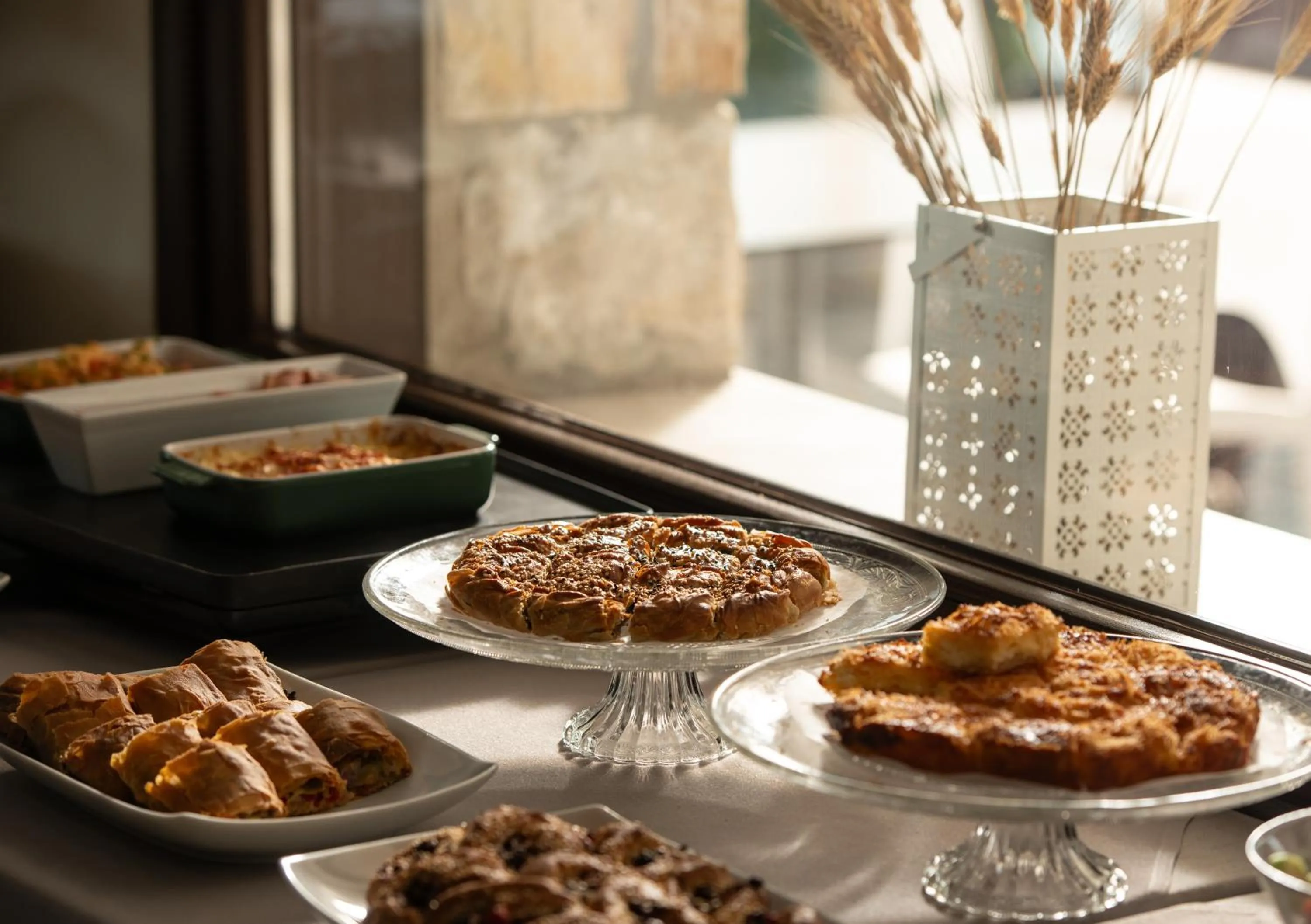 Restaurant/places to eat in Karavia Lux Inn